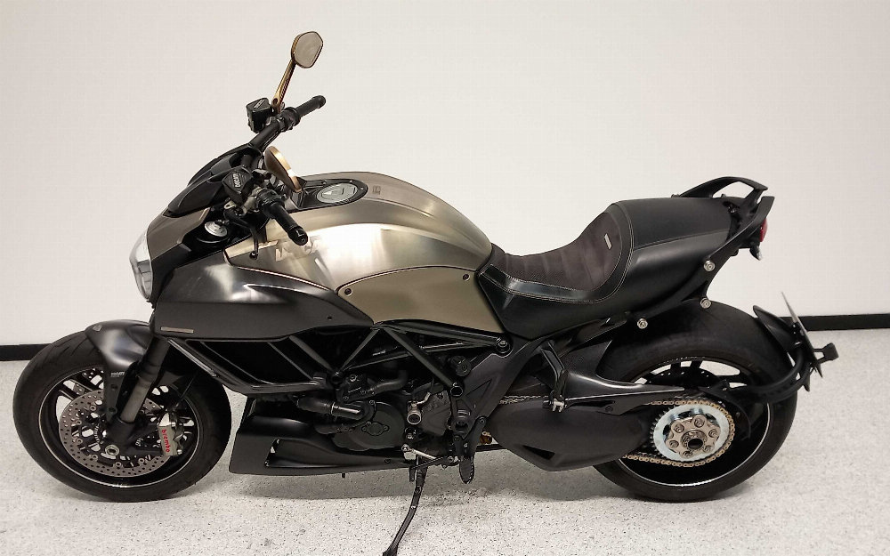 Ducati Diavel 1200 2015 vue gauche