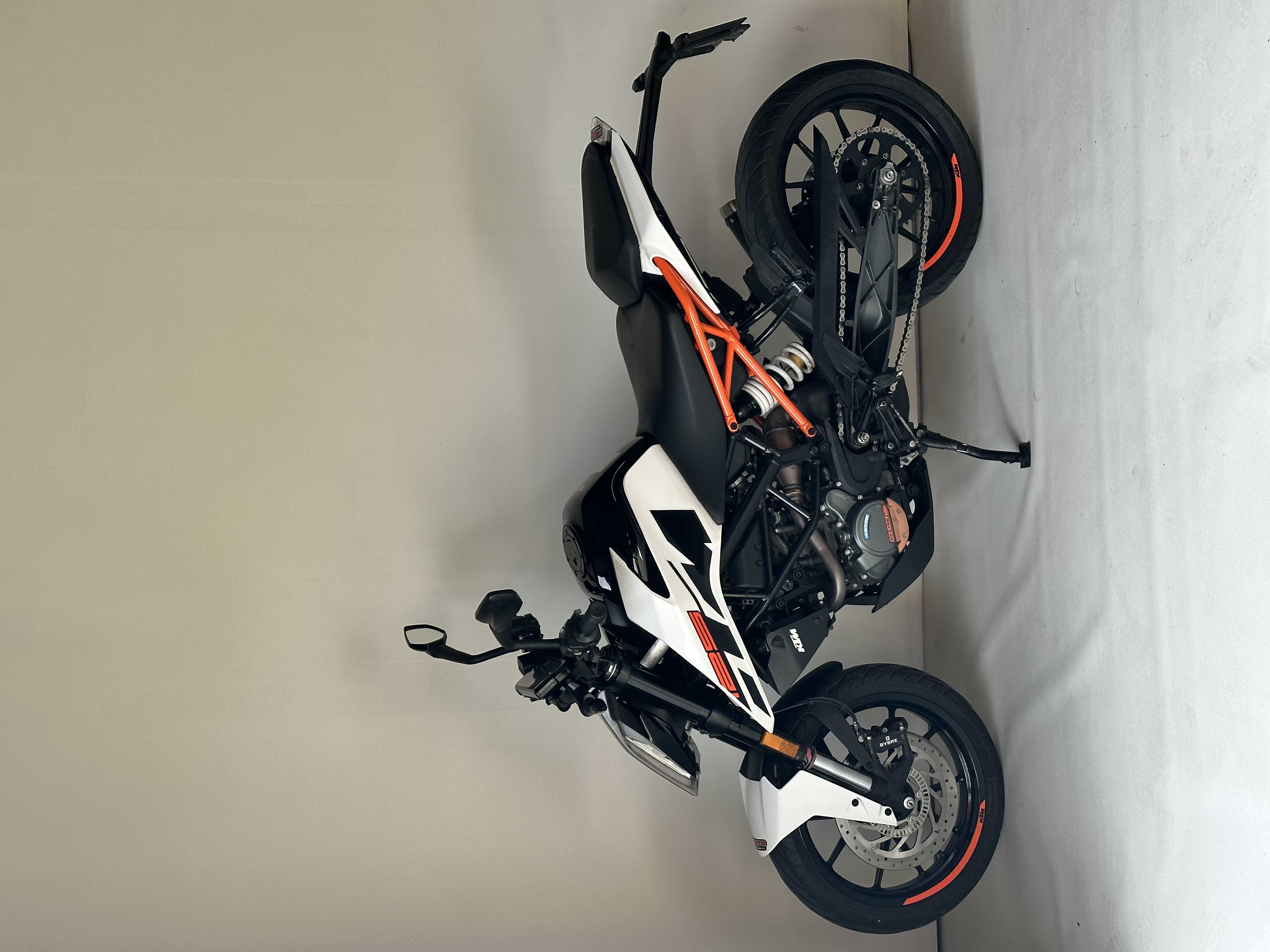 KTM 125 Duke 2017 HD vue gauche