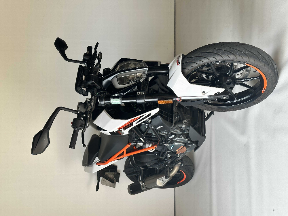 KTM 125 Duke 2017 vue 3/4 droite