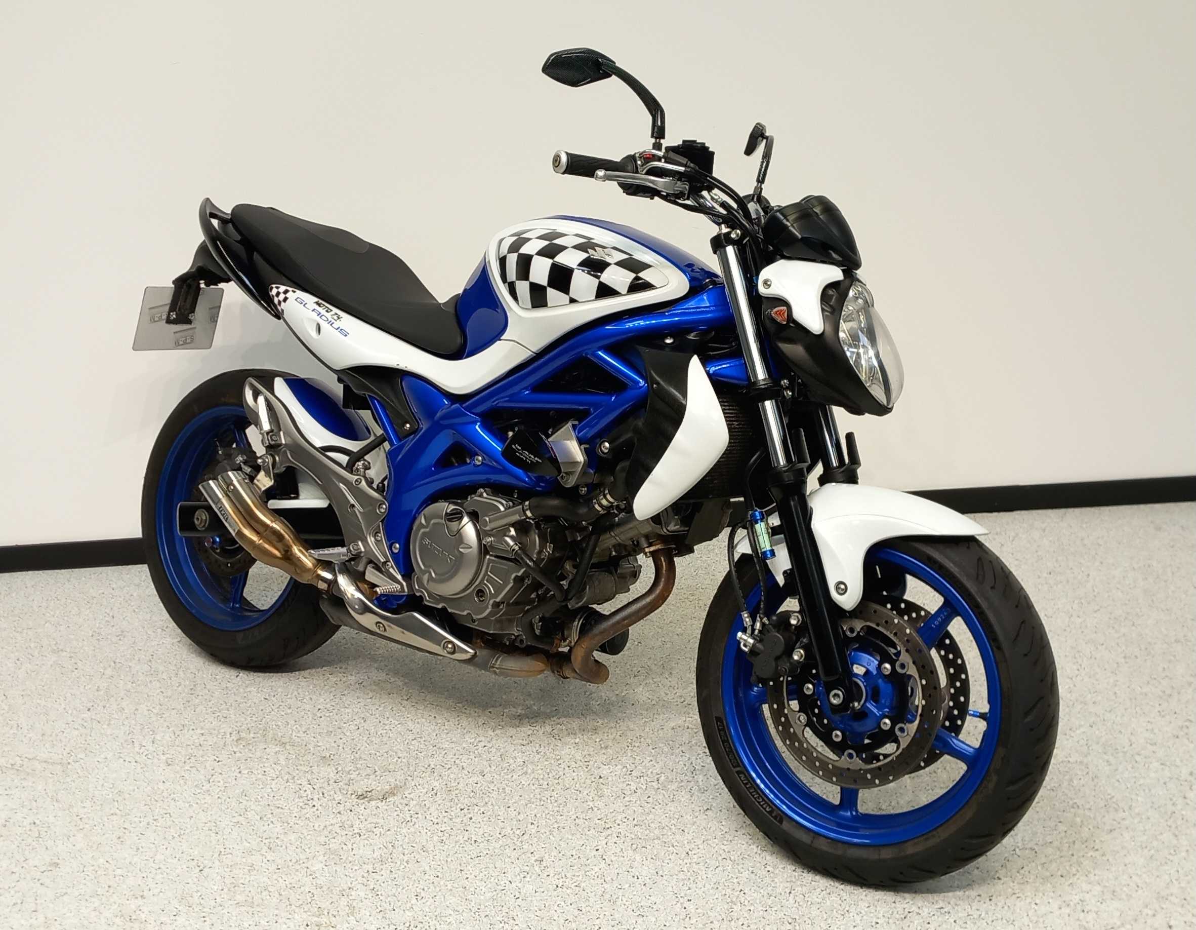 Suzuki SFV 650 Gladius 2011 HD vue 3/4 droite