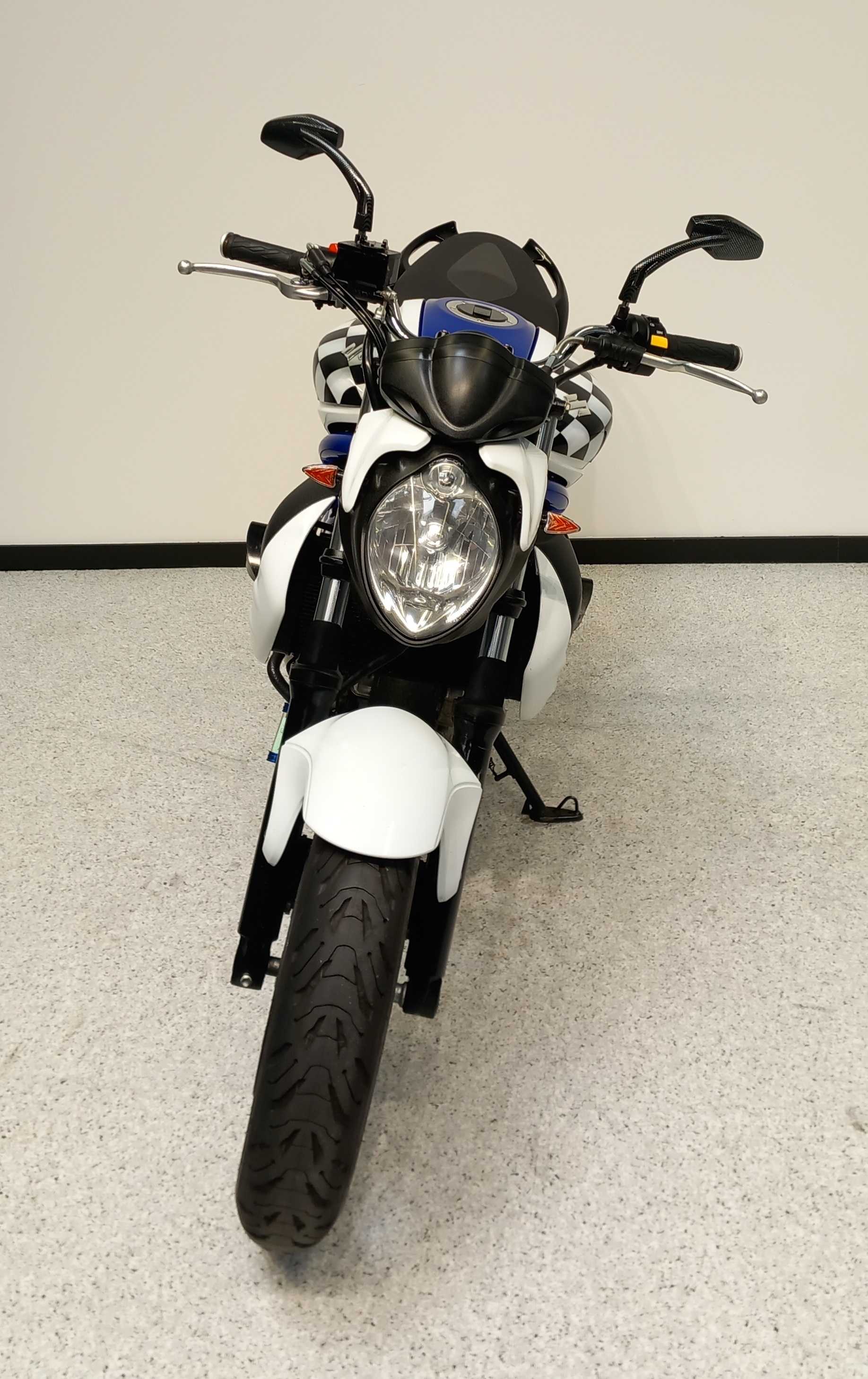 Suzuki SFV 650 Gladius 2011 HD vue avant