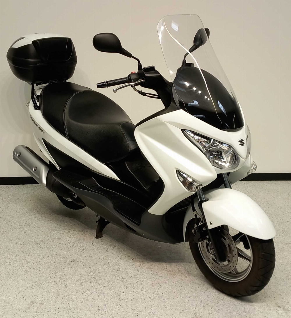 Suzuki UH 125 Burgman ABS 2018 vue 3/4 droite