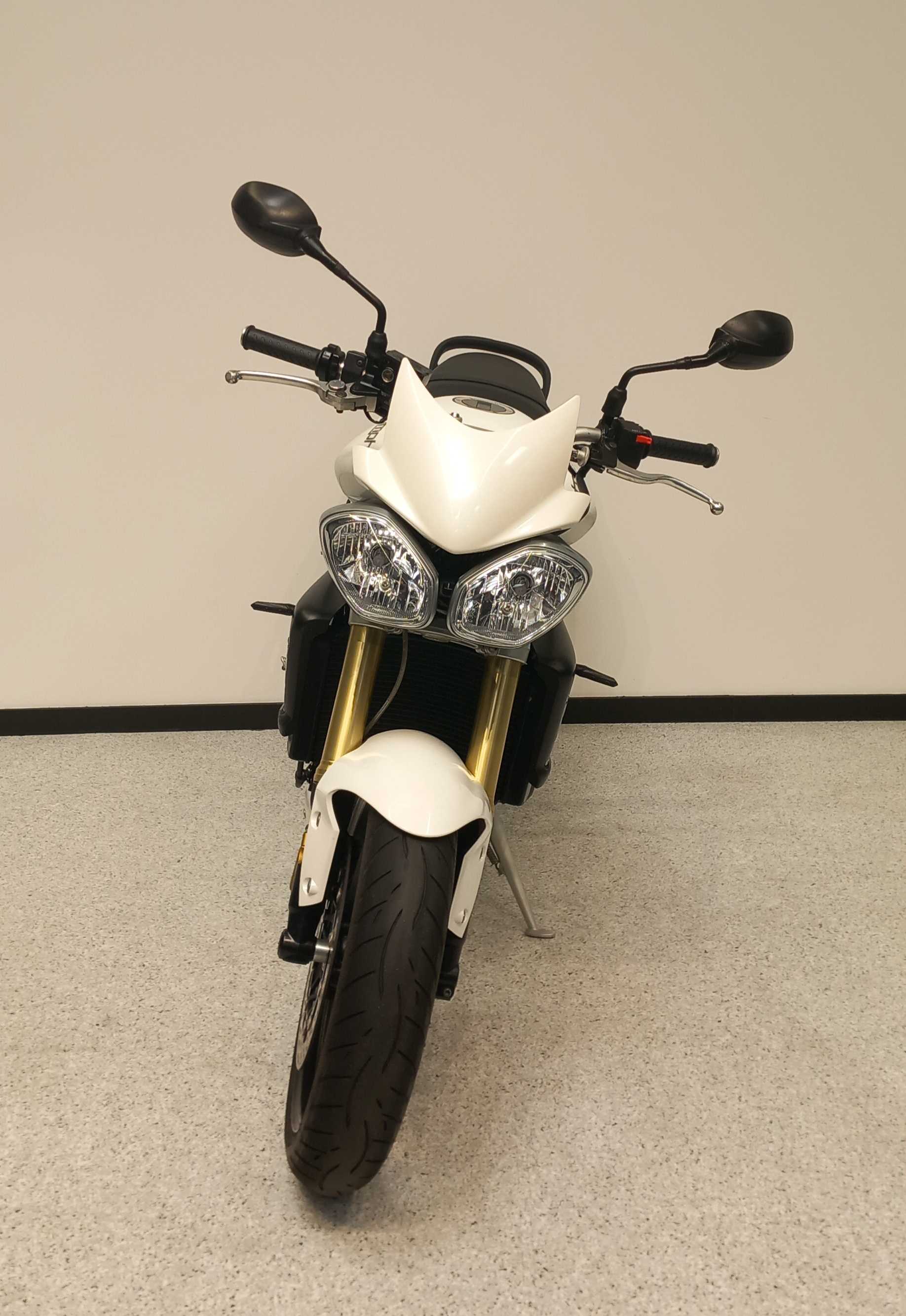 Triumph 675 Street Triple 2011 HD vue avant