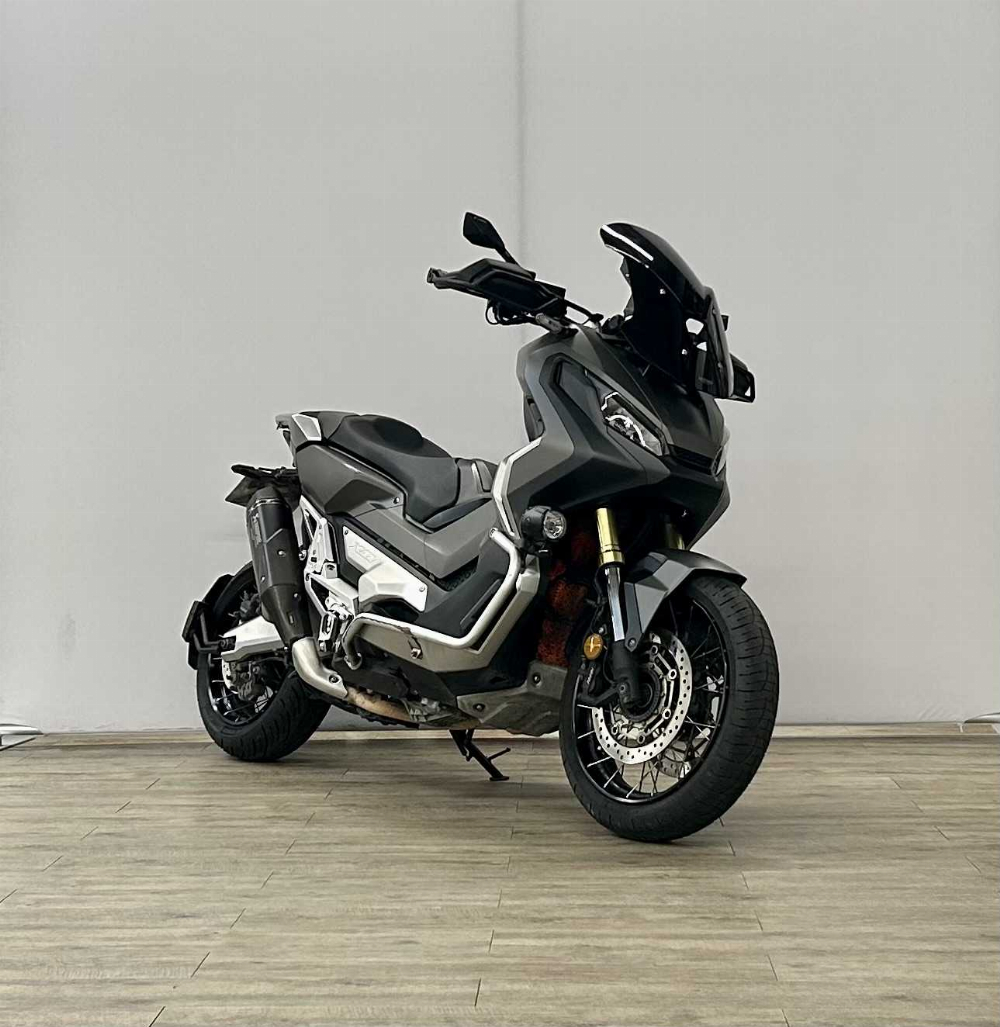 Honda X-ADV 750 2018 vue 3/4 droite