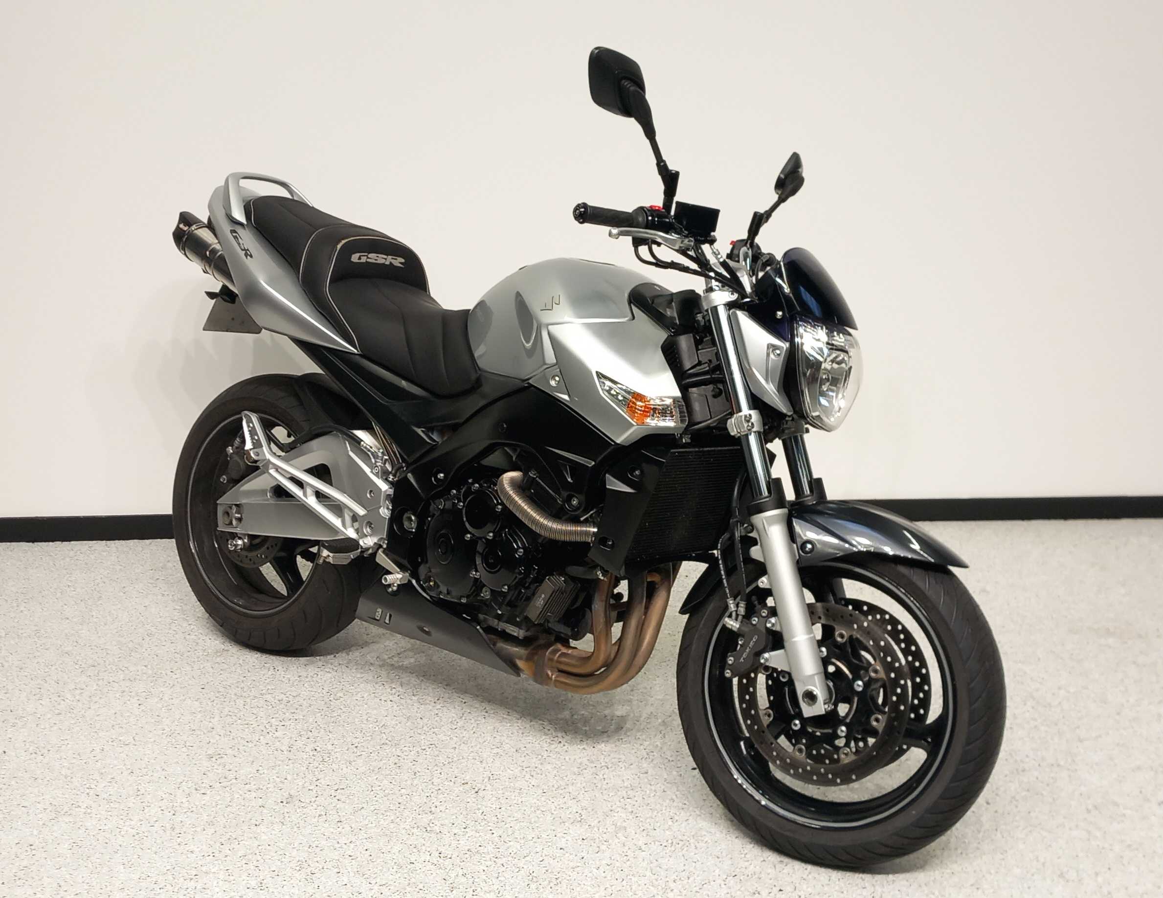 Suzuki GSR 600 2010 HD vue 3/4 droite