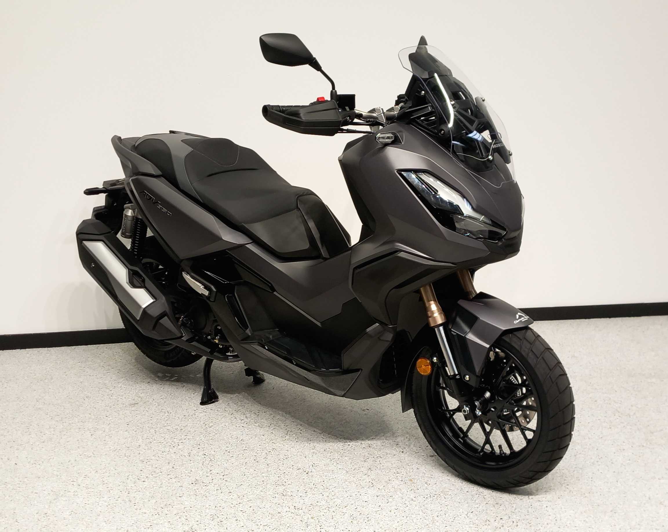 Honda ADV 350 2022 HD vue 3/4 droite