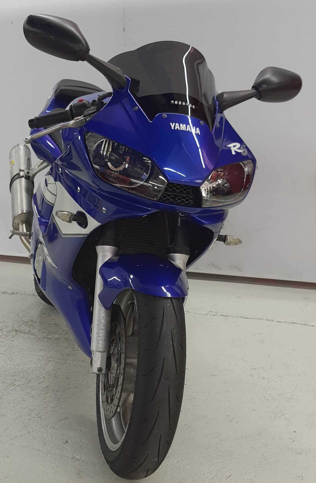 Yamaha YZF 600 R6 2000 HD vue 3/4 droite