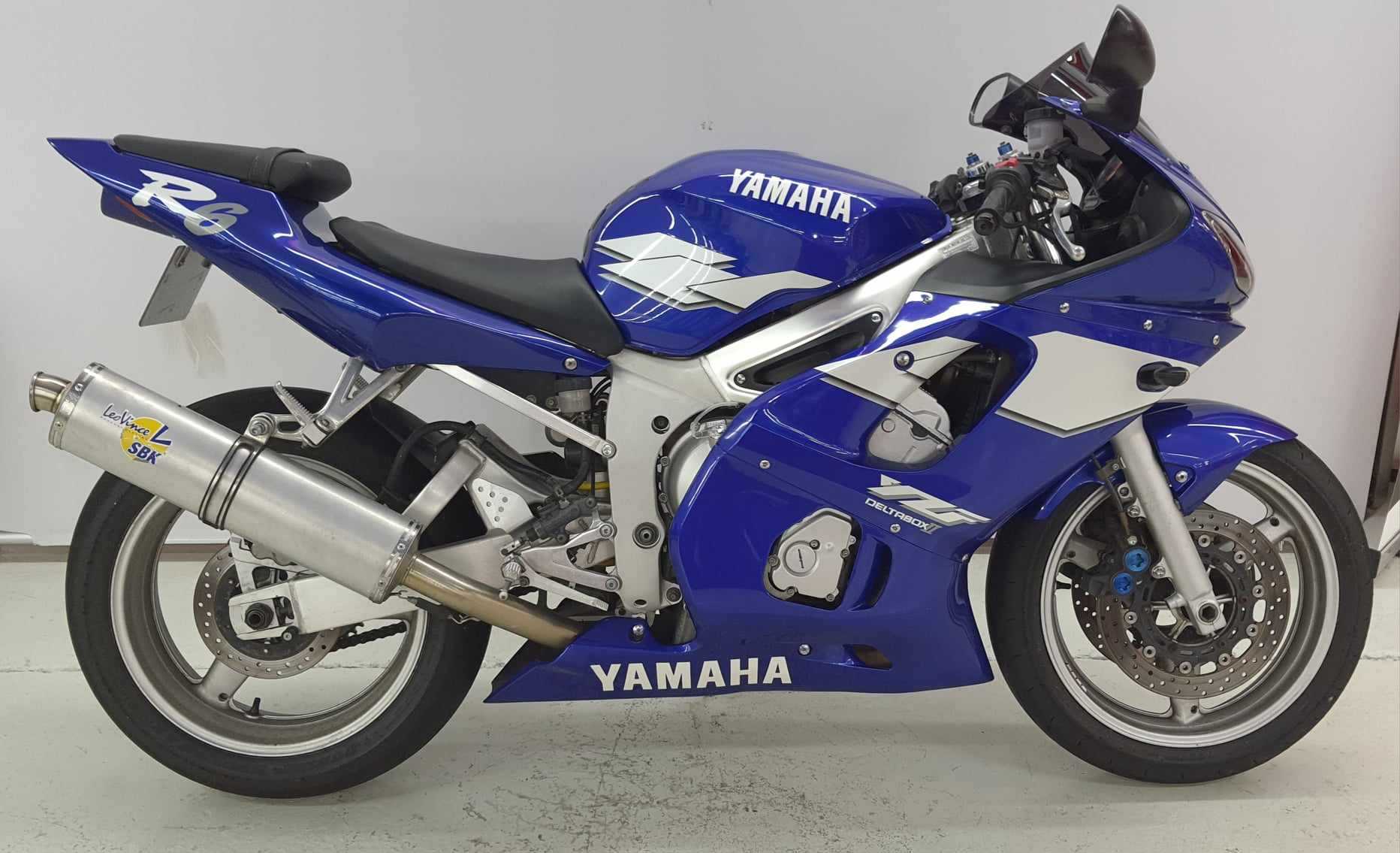 Yamaha YZF 600 R6 2000 HD vue gauche