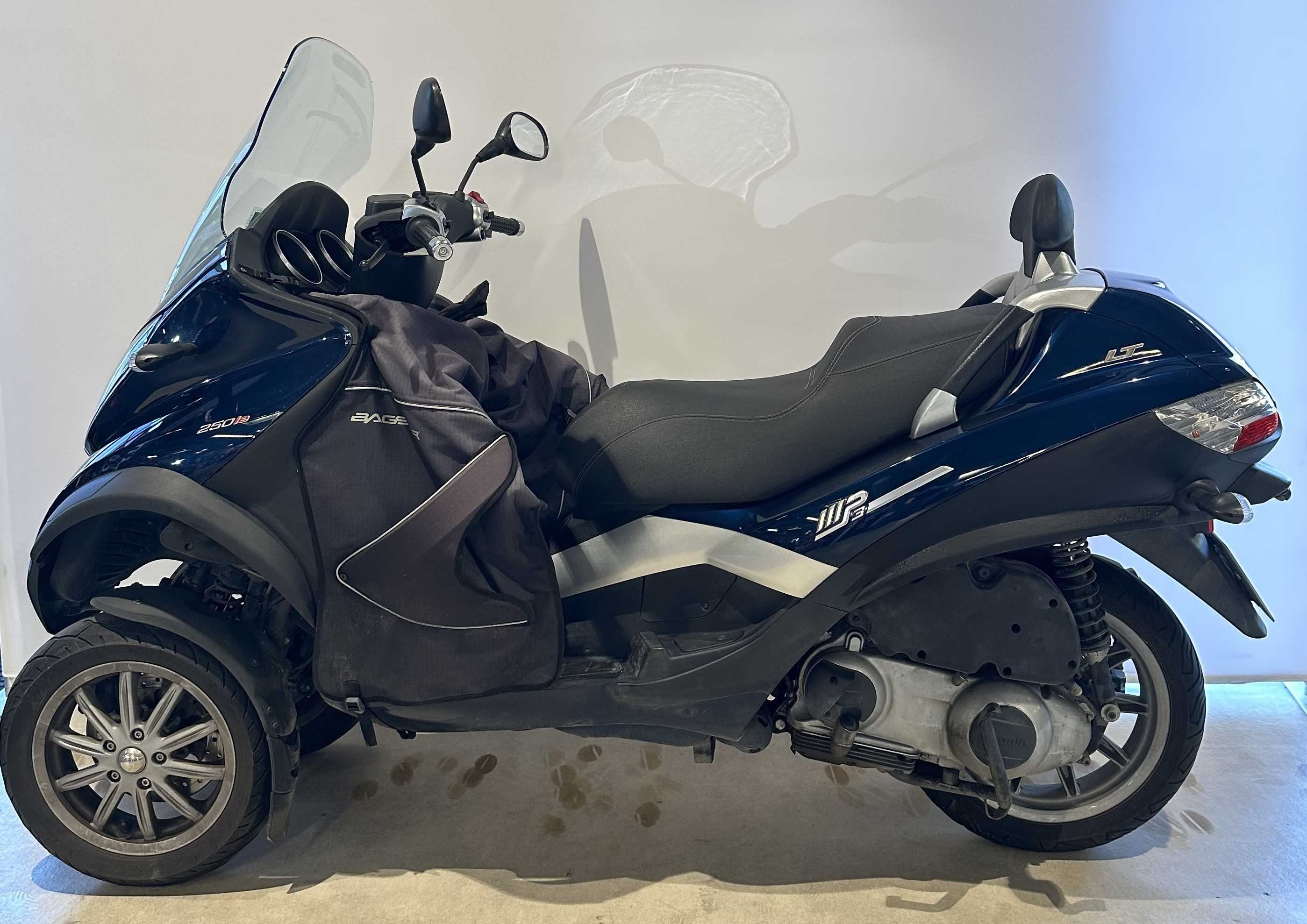 Piaggio MP3 250 LT 2009 HD vue gauche