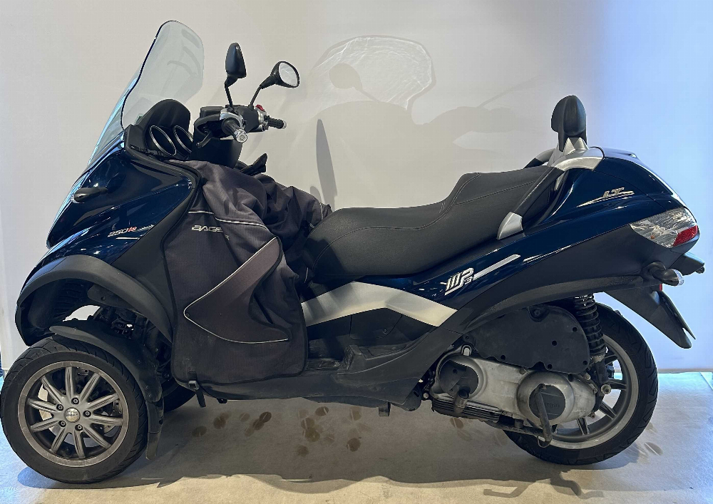 Piaggio MP3 250 LT 2009 vue gauche