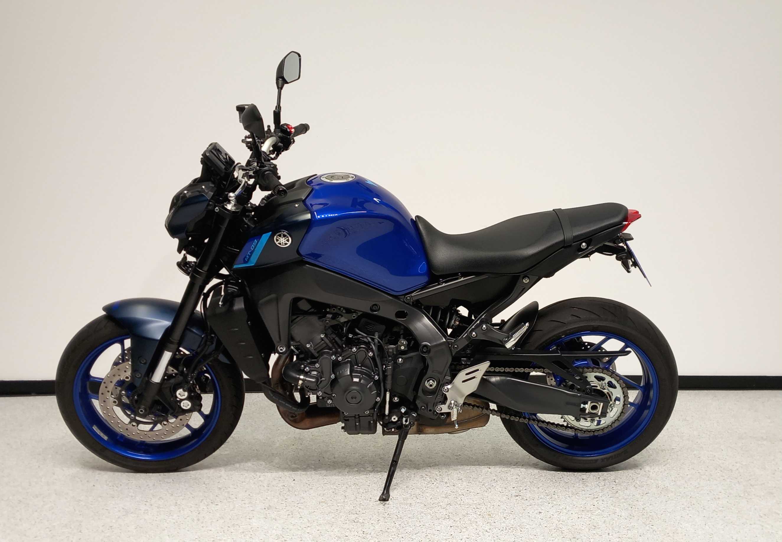 Yamaha MT-09 900 2022 HD vue gauche