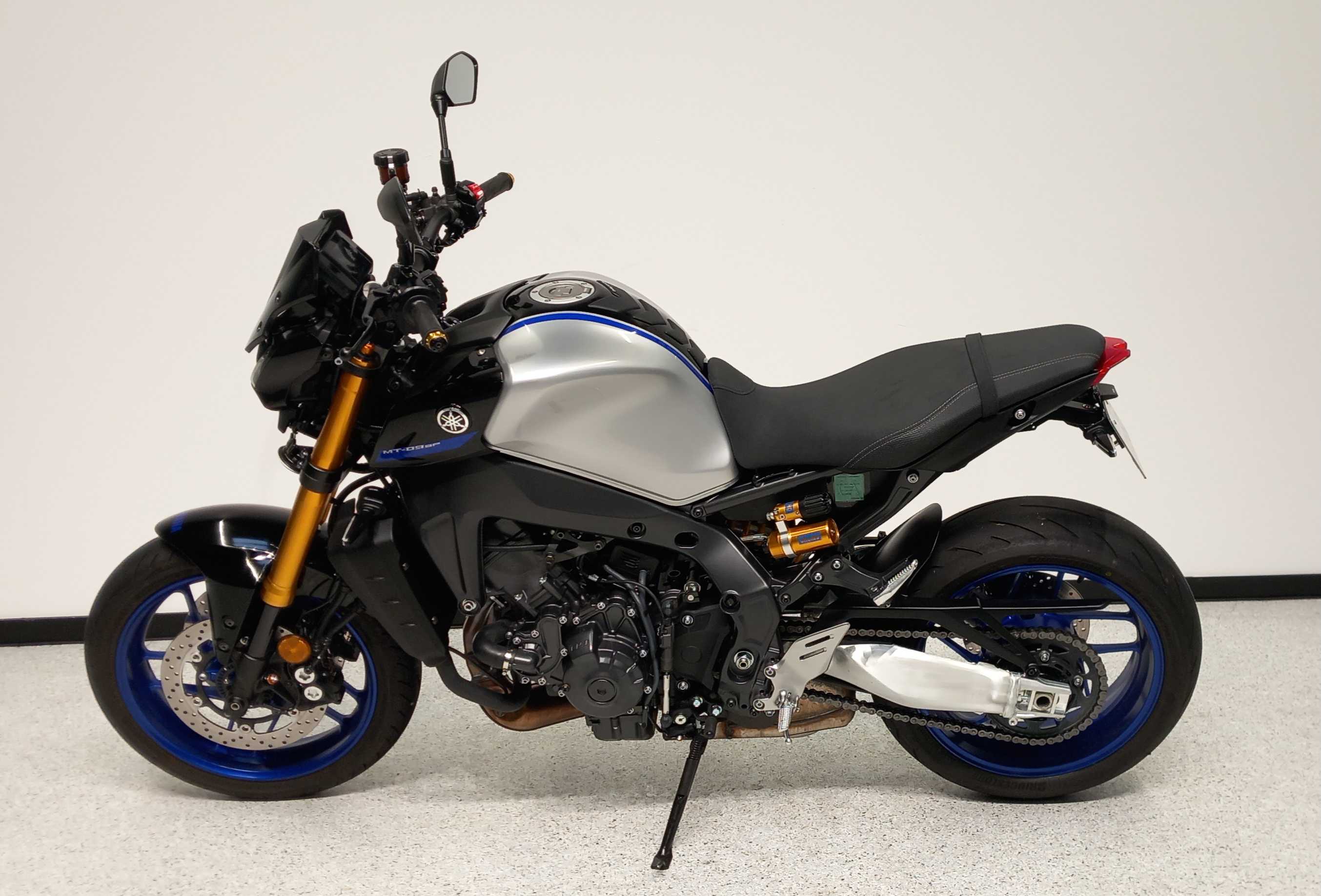 Yamaha MT-09 900 SP 2022 HD vue gauche