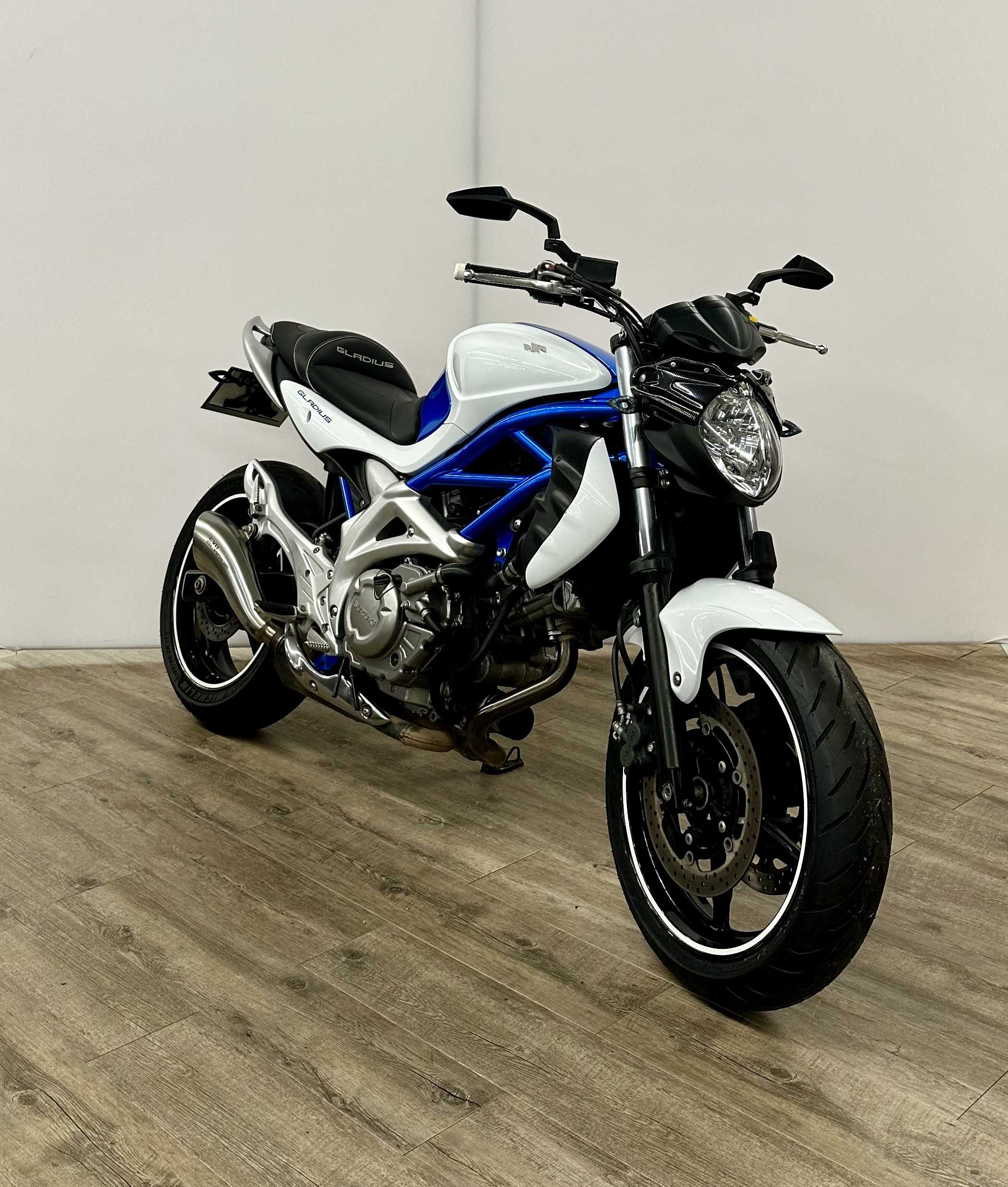 Suzuki SFV 650 Gladius 2009 HD vue 3/4 droite