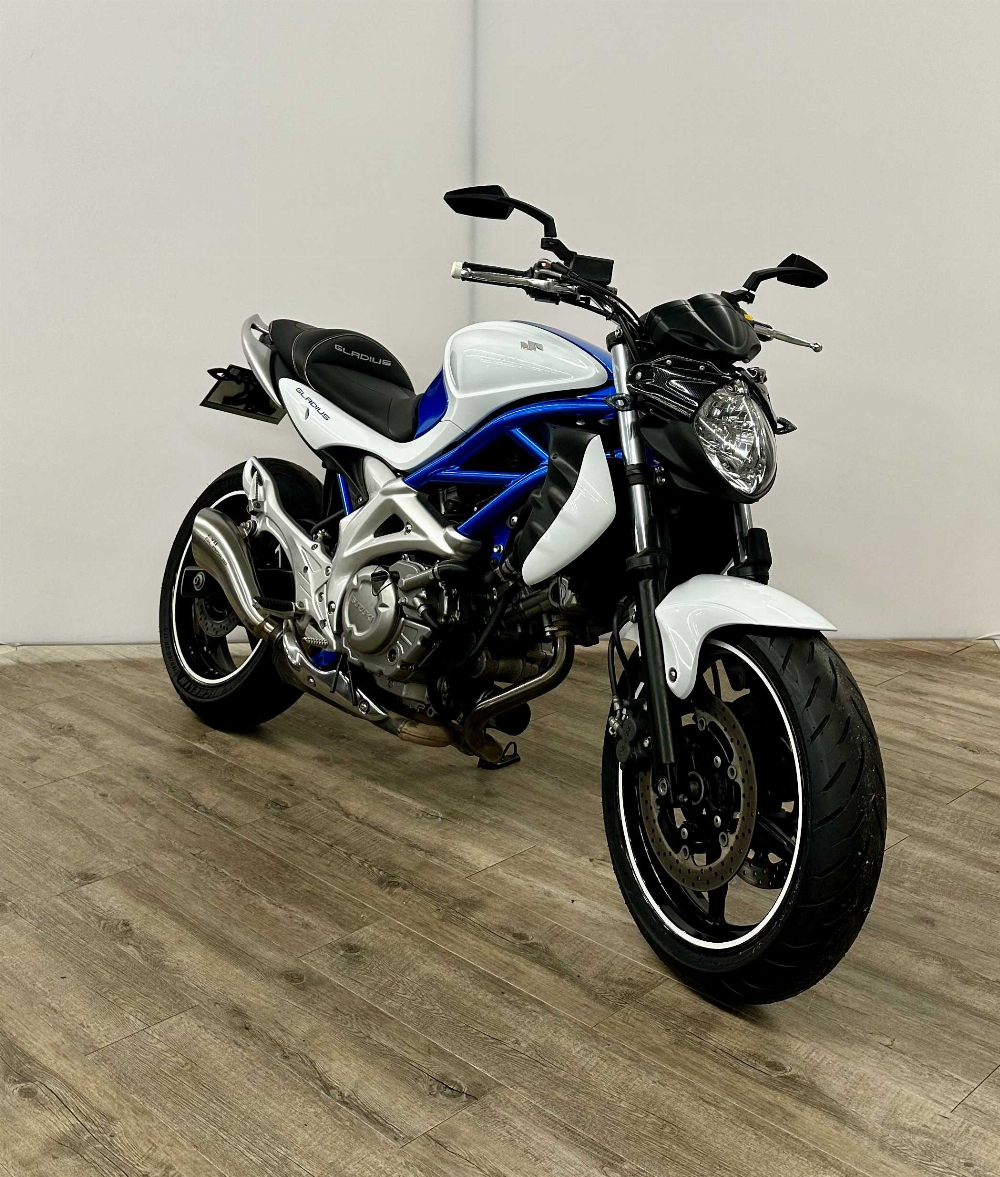 Suzuki SFV 650 Gladius 2009 vue 3/4 droite
