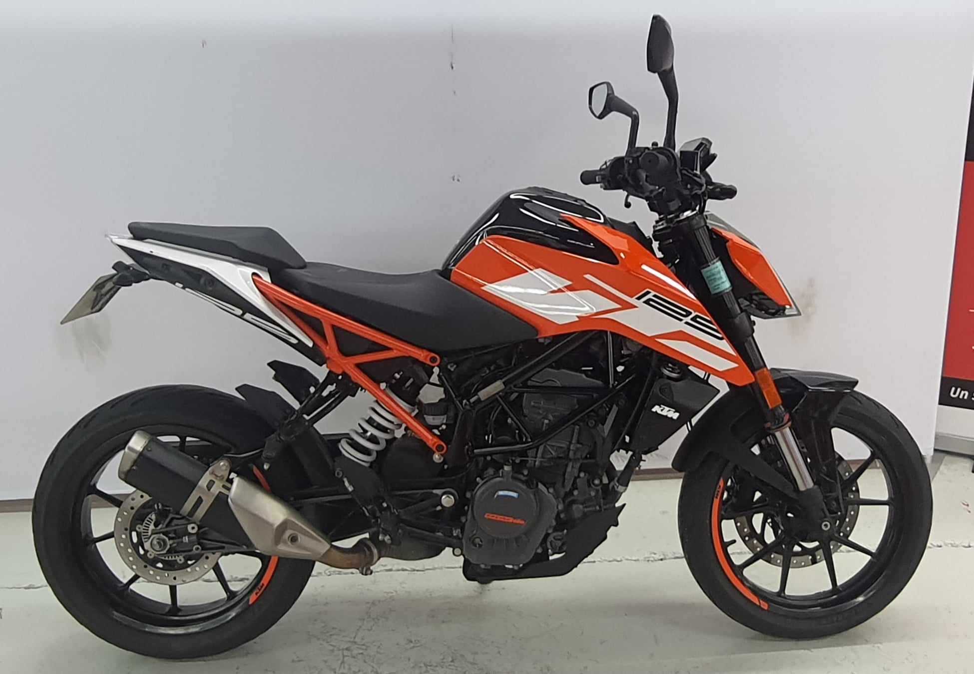 KTM 125 Duke 2020 HD vue gauche