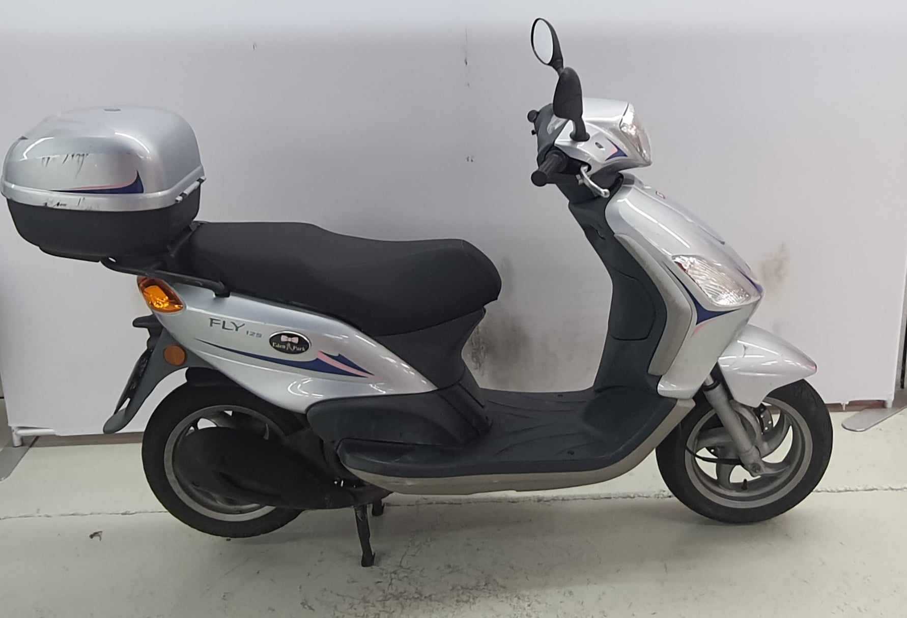 Piaggio Fly 125 2005 HD vue gauche