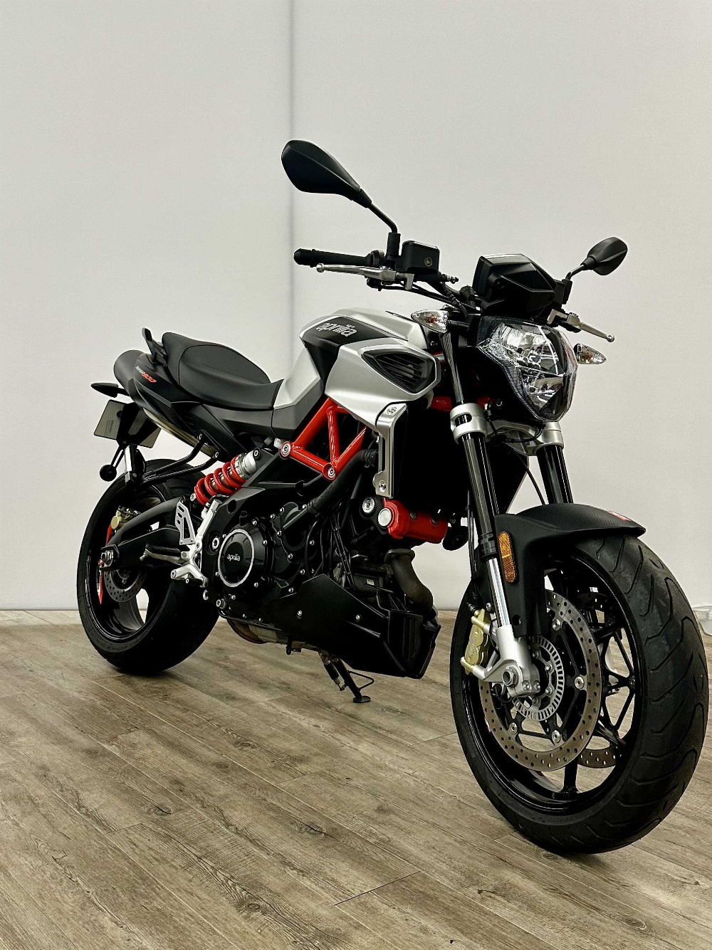 Aprilia Shiver 900 ABS 2017 vue 3/4 droite