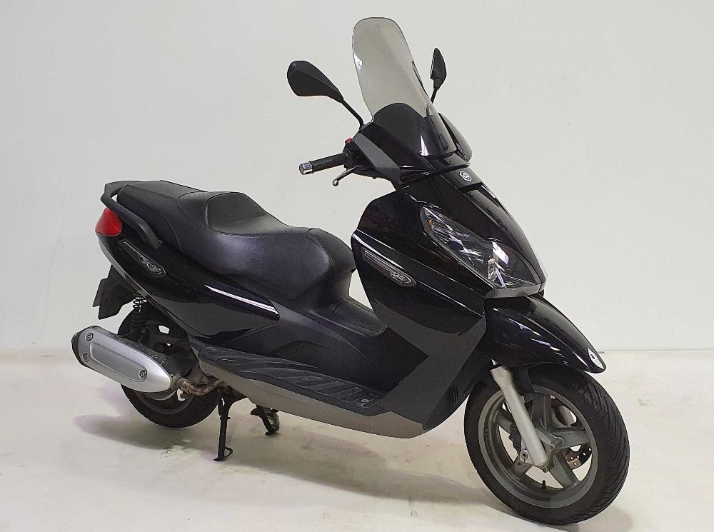 Piaggio X7 2008 vue 3/4 droite