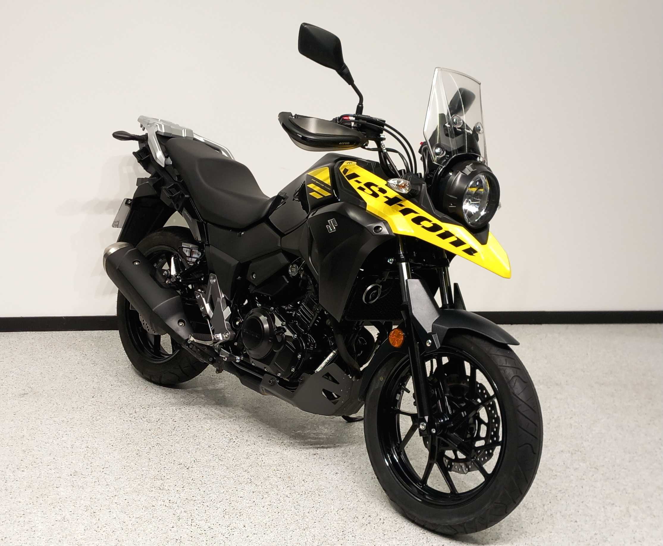 Suzuki DL 250 V-Strom 2018 HD vue 3/4 droite