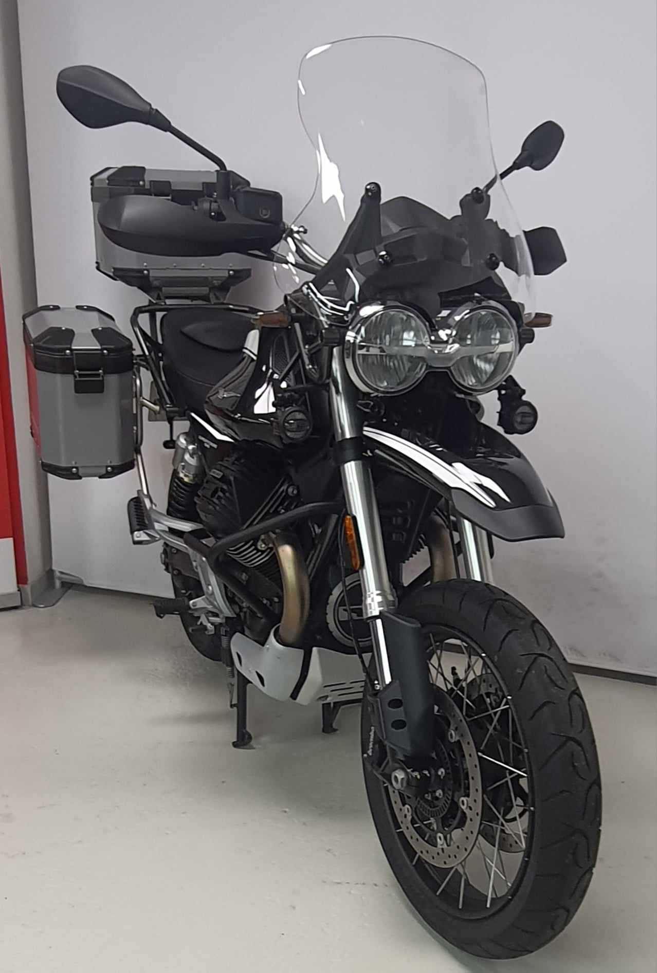 Moto Guzzi V85 TT "GUARDIA D'ONORE" "GUARDIA D'ONORE" 2022 HD vue 3/4 droite