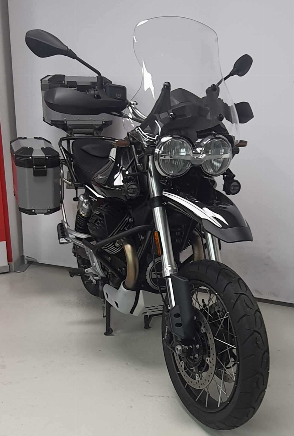 Moto Guzzi V85 TT "GUARDIA D'ONORE" "GUARDIA D'ONORE" 2022 vue 3/4 droite