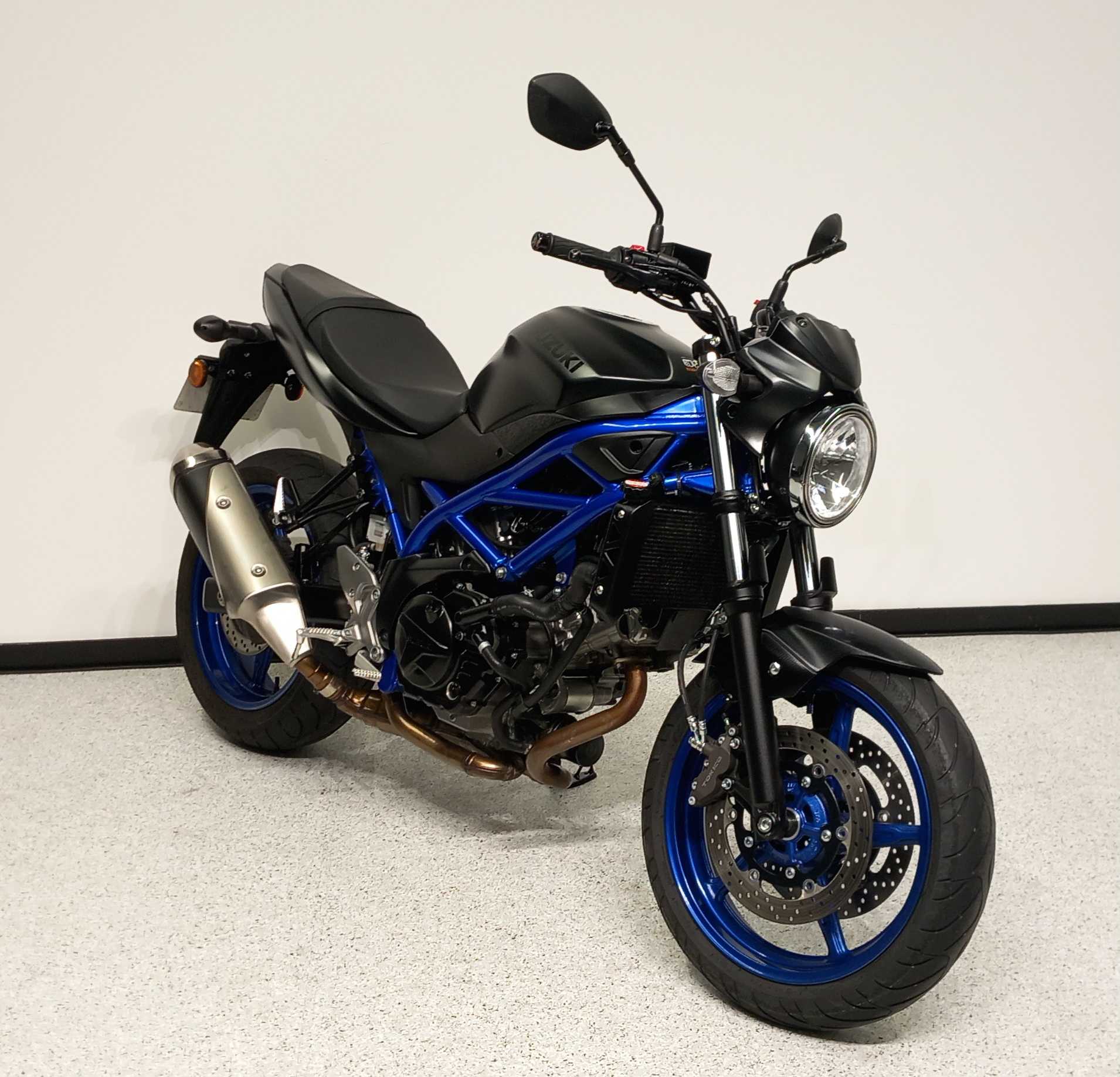 Suzuki SV 650 2022 HD vue 3/4 droite