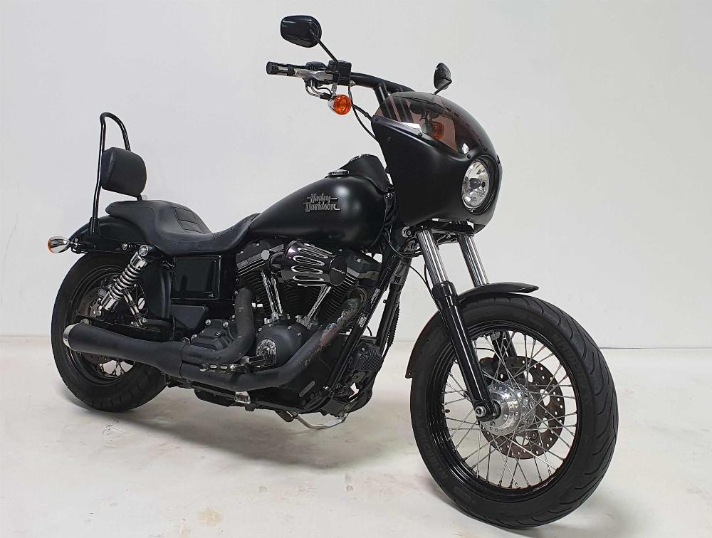 Harley-Davidson 1690 FXD 2014 vue 3/4 droite