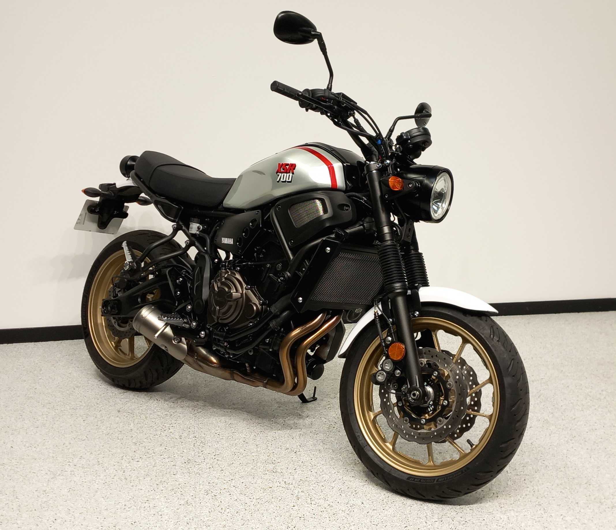 Yamaha XSR 700 XTribute 2020 HD vue 3/4 droite