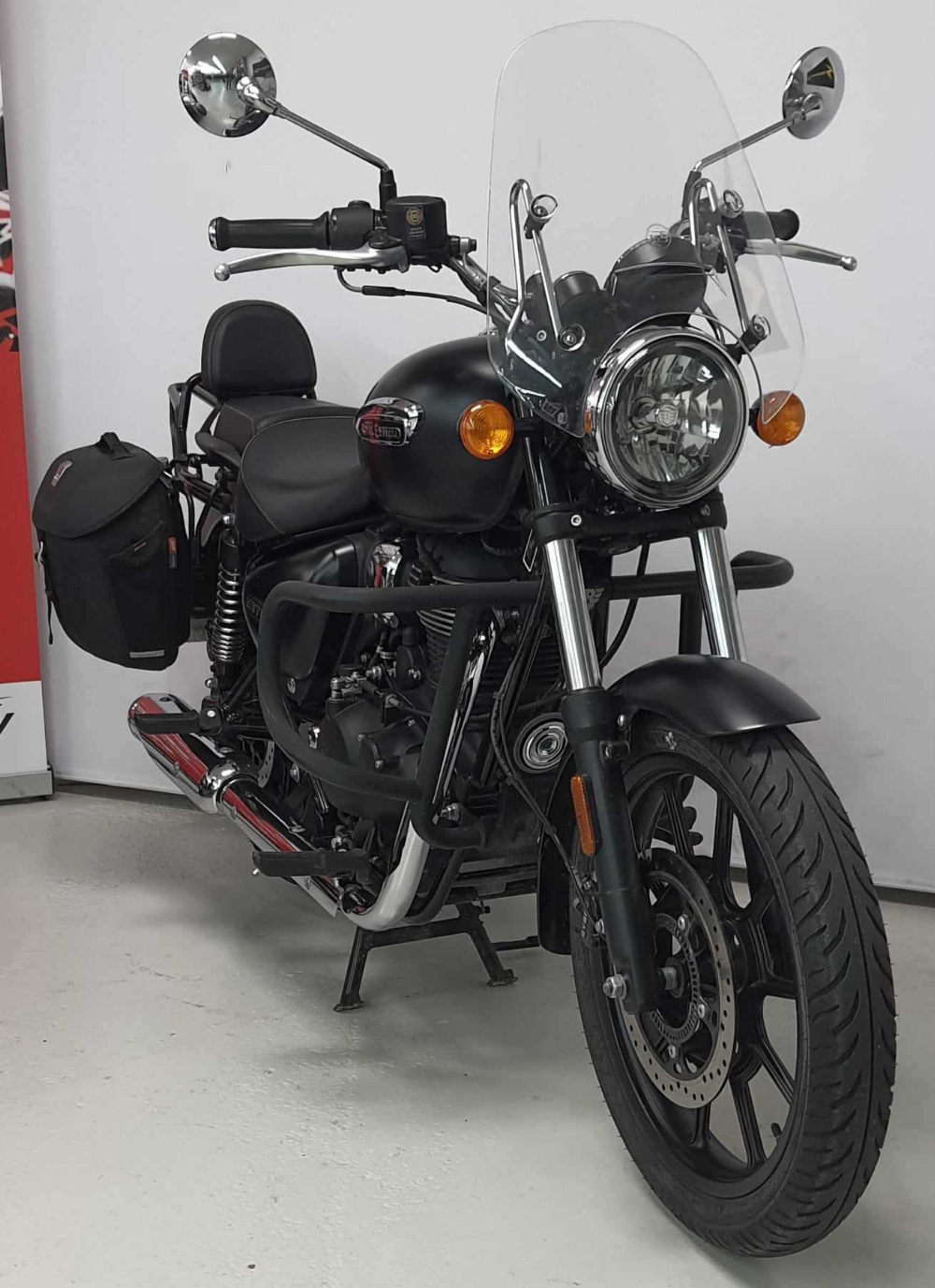 Royal Enfield METEOR 350 STELLAR BLACK 2022 vue 3/4 droite