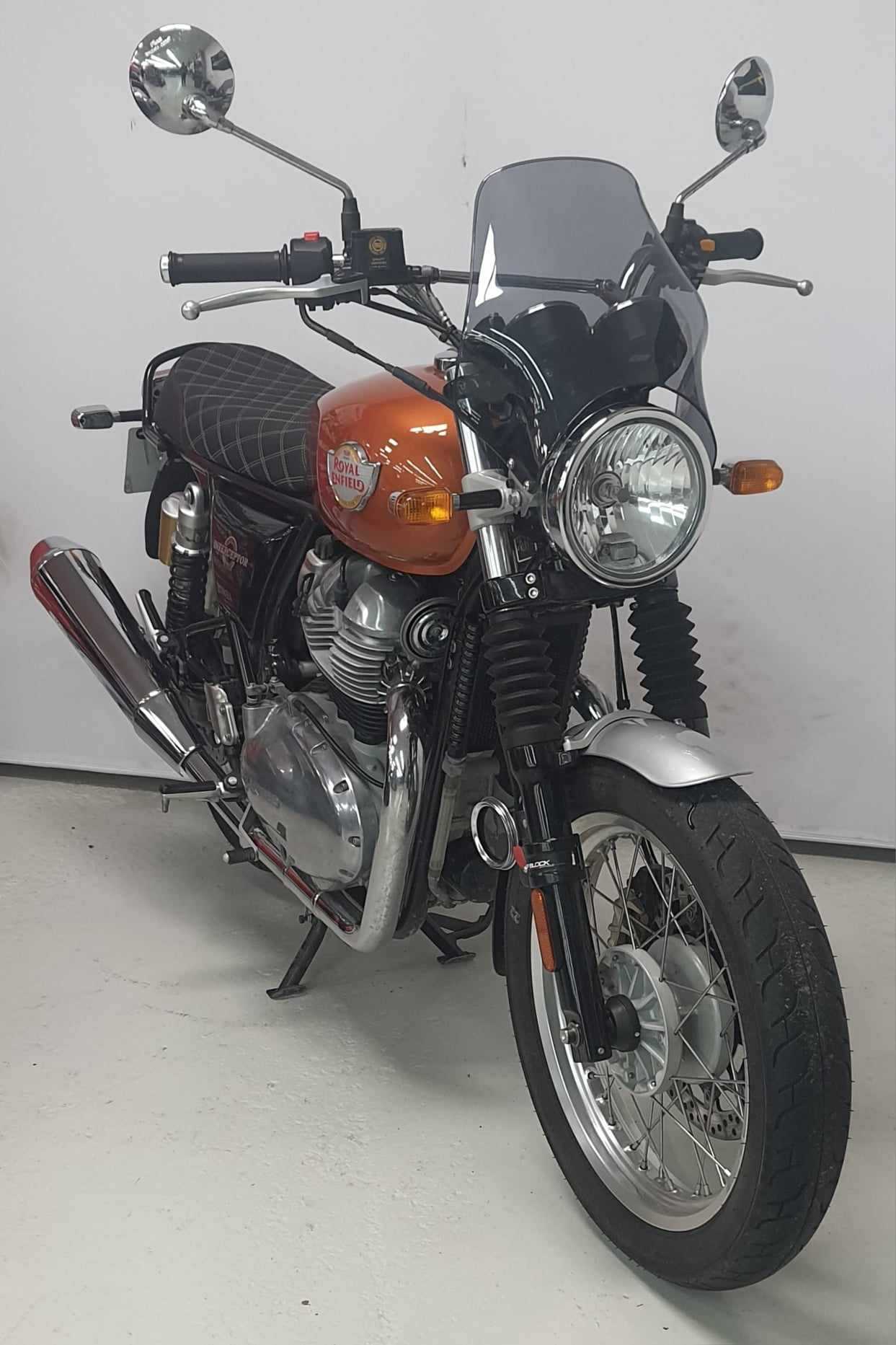 Royal Enfield INTERCEPTOR 650 "CRUSH" 2022 HD vue 3/4 droite