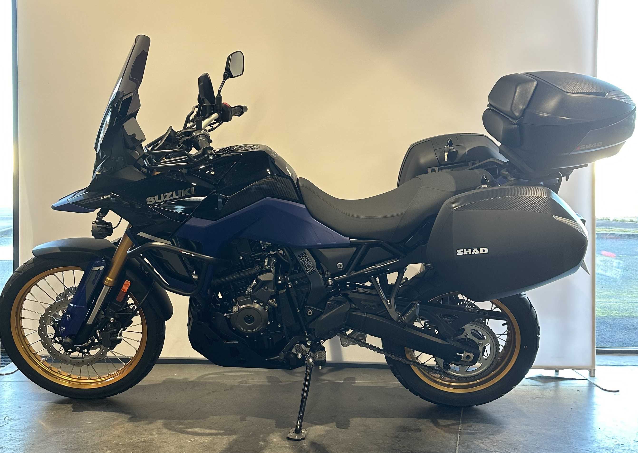 Suzuki DL 800 V-Strom DE 2023 HD vue gauche