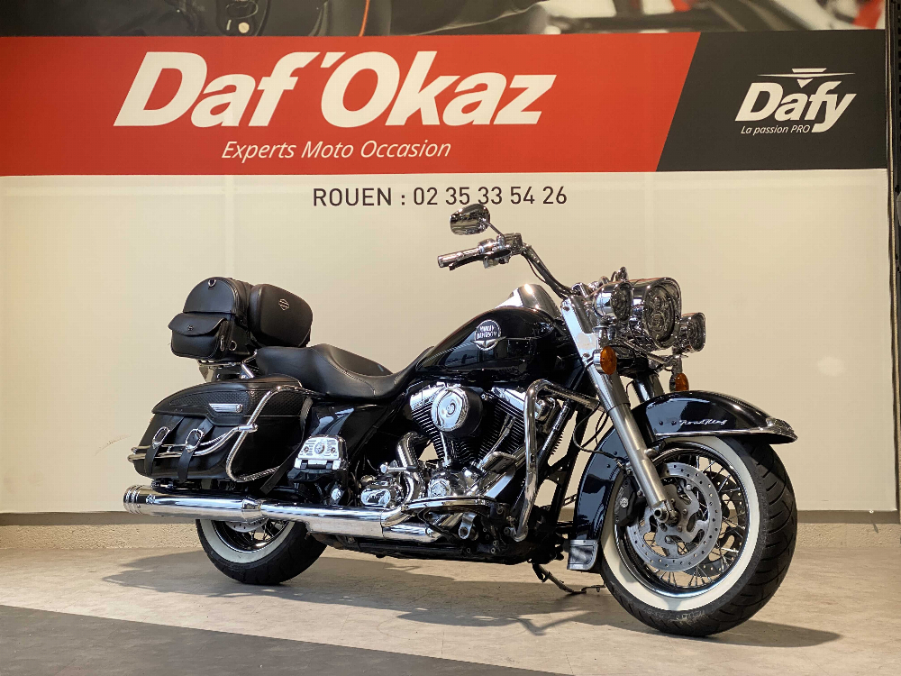 Harley-Davidson ROAD KING CLASSIC TOURING 2010 vue 3/4 droite