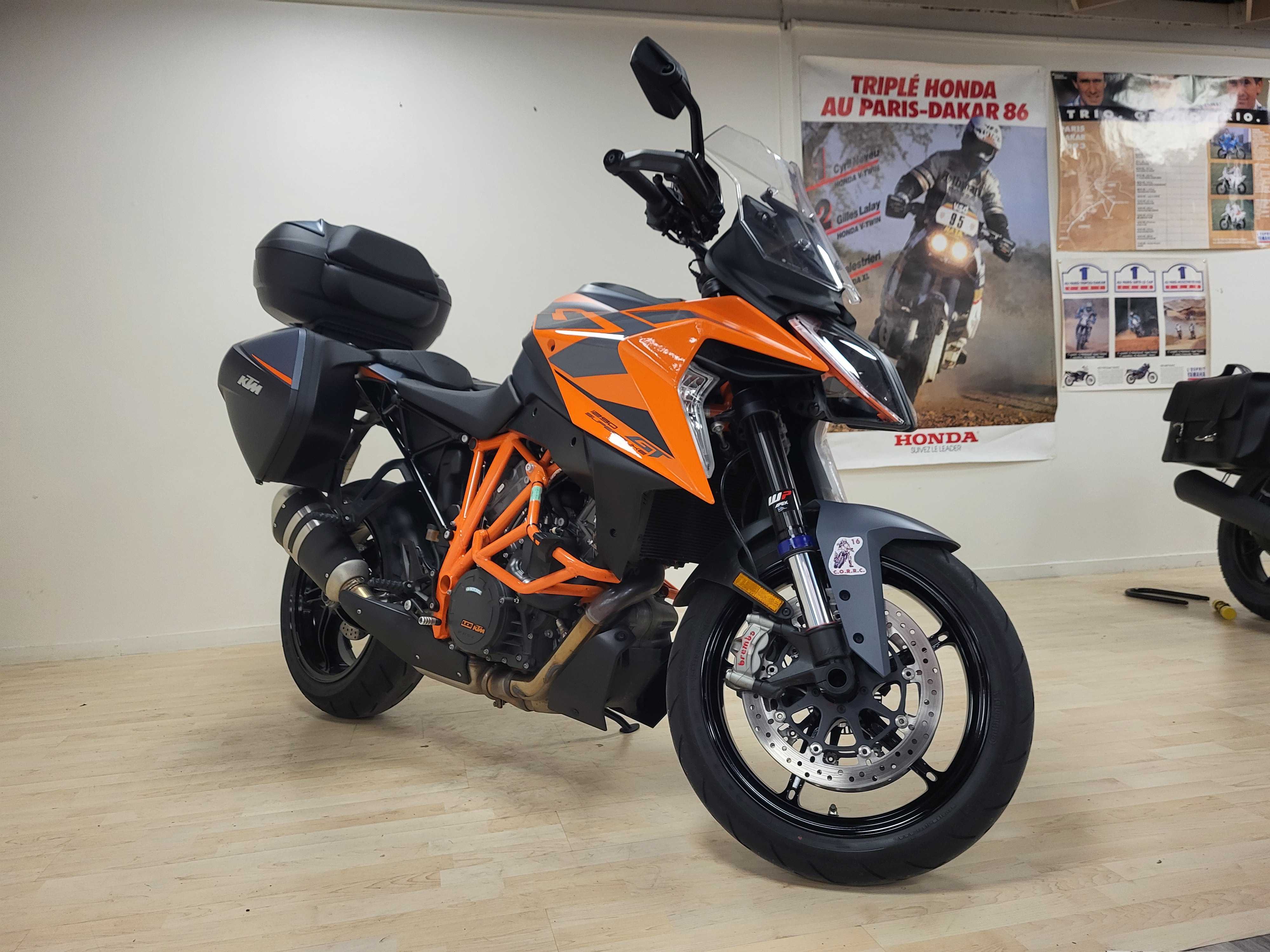 KTM 1290 Super Duke GT 2021 HD vue 3/4 droite