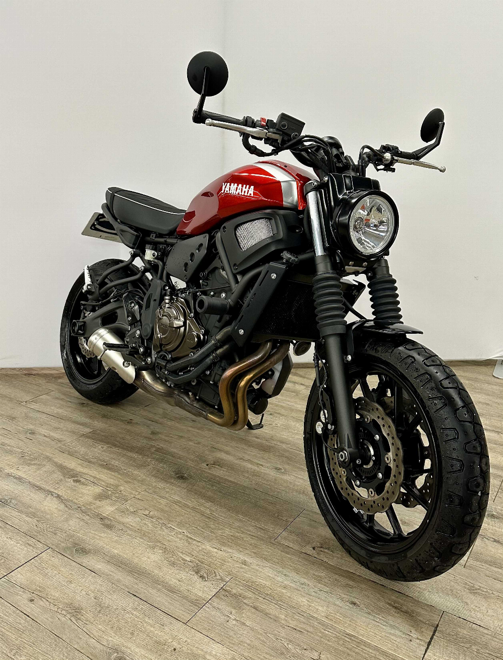 Yamaha XSR 700 2018 vue 3/4 droite