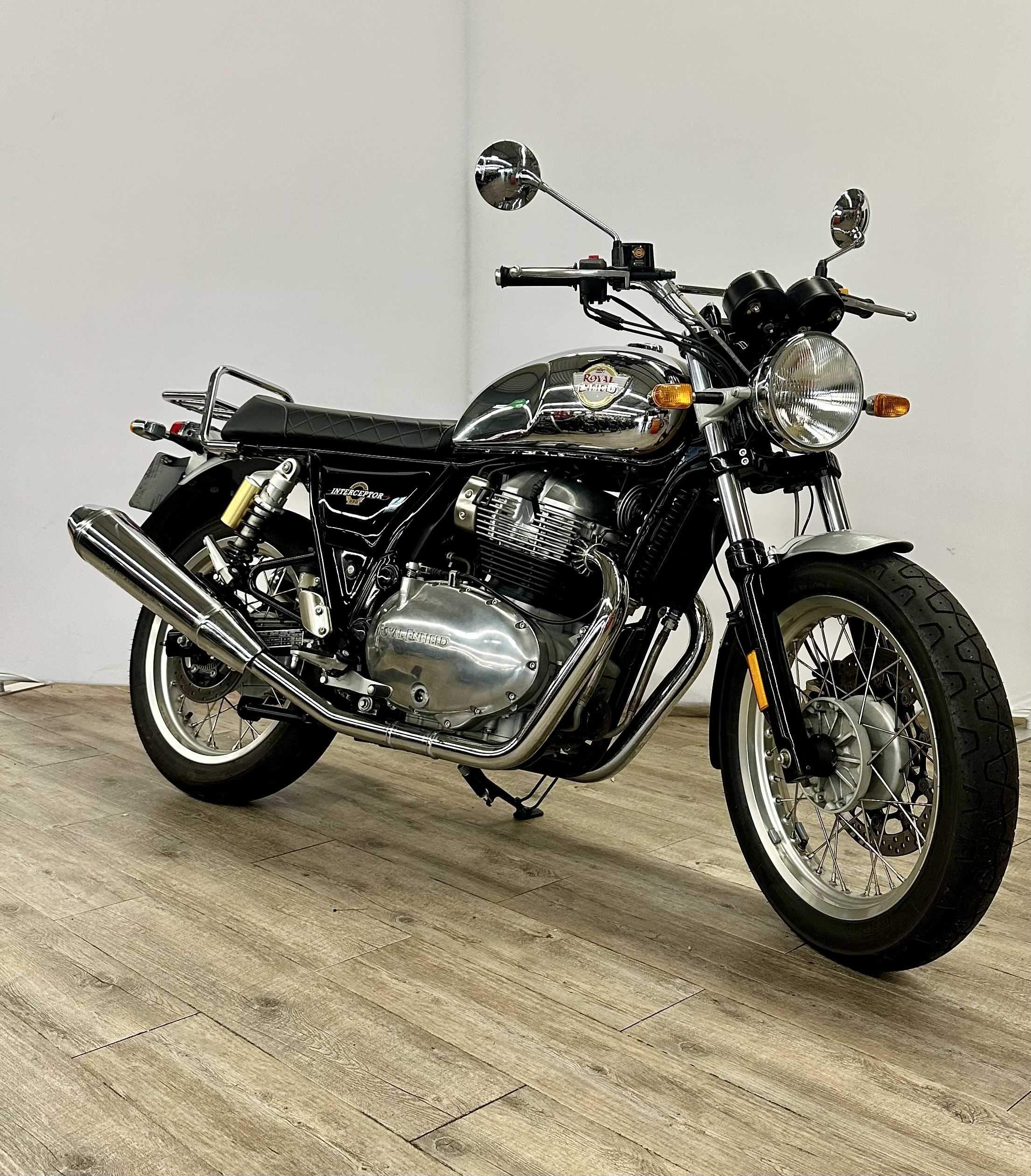 Royal Enfield 650 INTERCEPTOR 650 2019 HD vue 3/4 droite