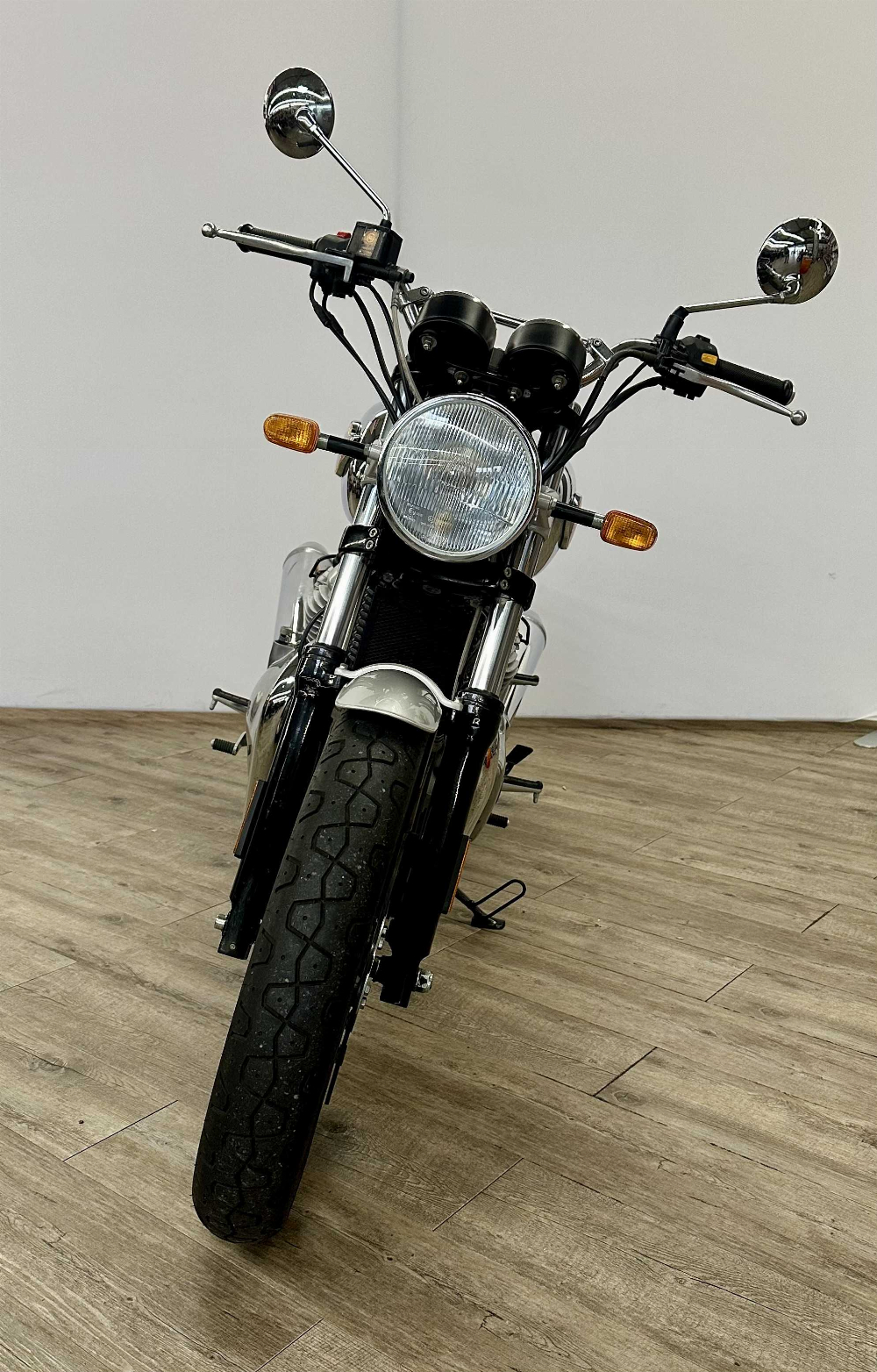 Royal Enfield 650 INTERCEPTOR 650 2019 vue avant