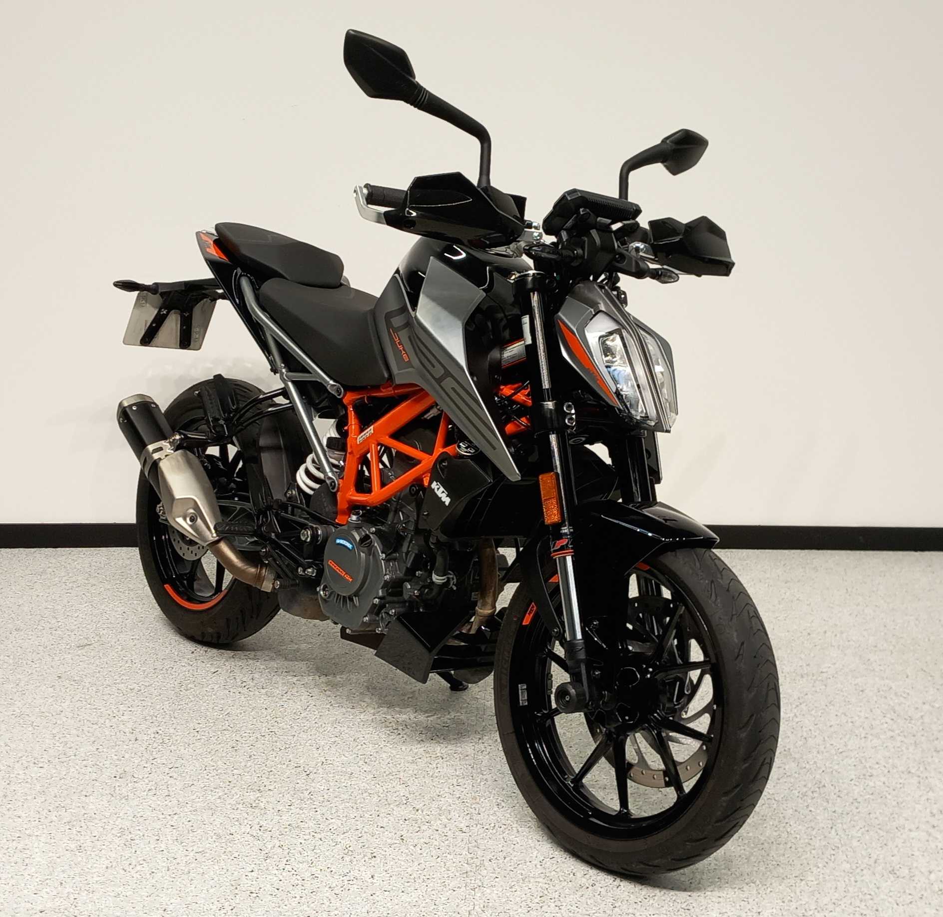 KTM 125 Duke 2021 HD vue 3/4 droite