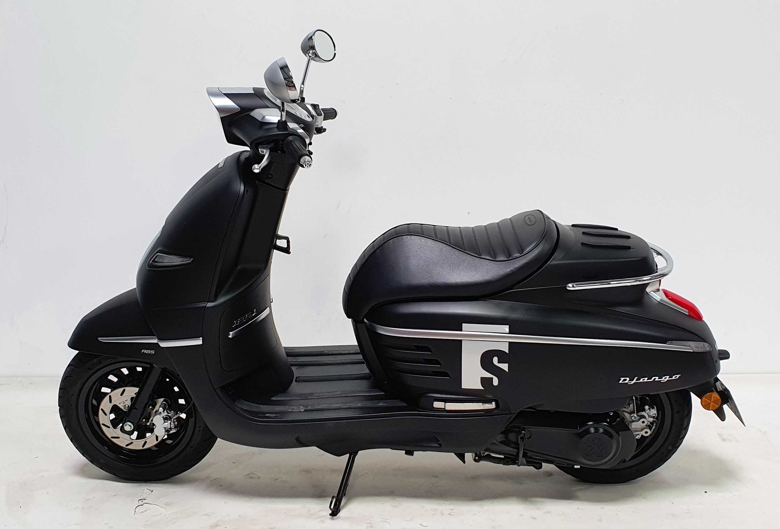 Peugeot 125 DJANGO 2018 HD vue gauche