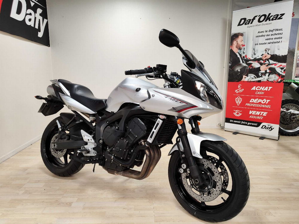 Yamaha FZ6 S Fazer S2 2010 vue 3/4 droite