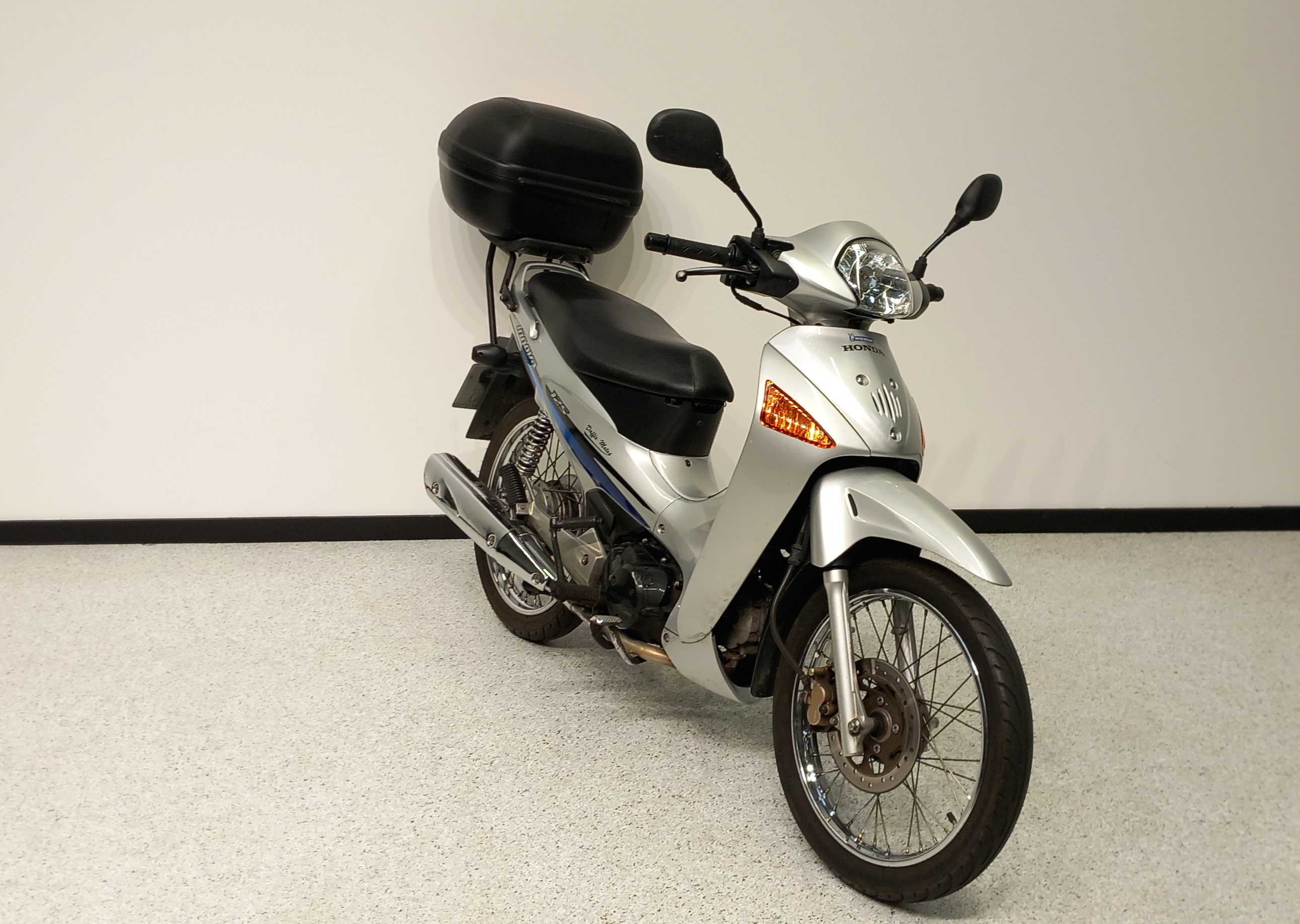 Honda ANF 125 Innova 2004 HD vue 3/4 droite