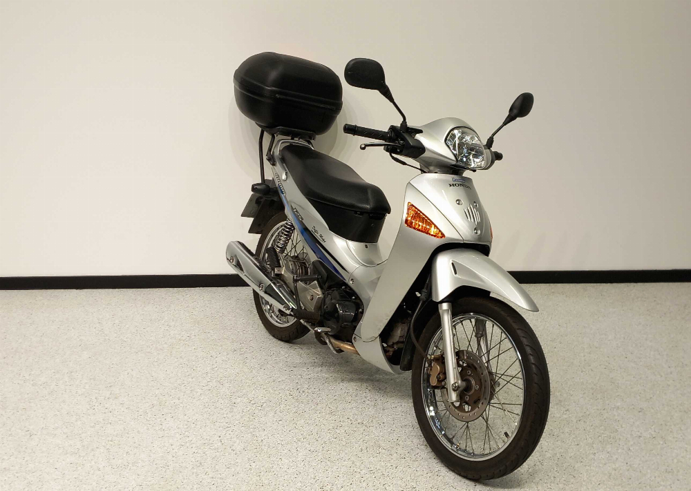 Honda ANF 125 Innova 2004 vue 3/4 droite