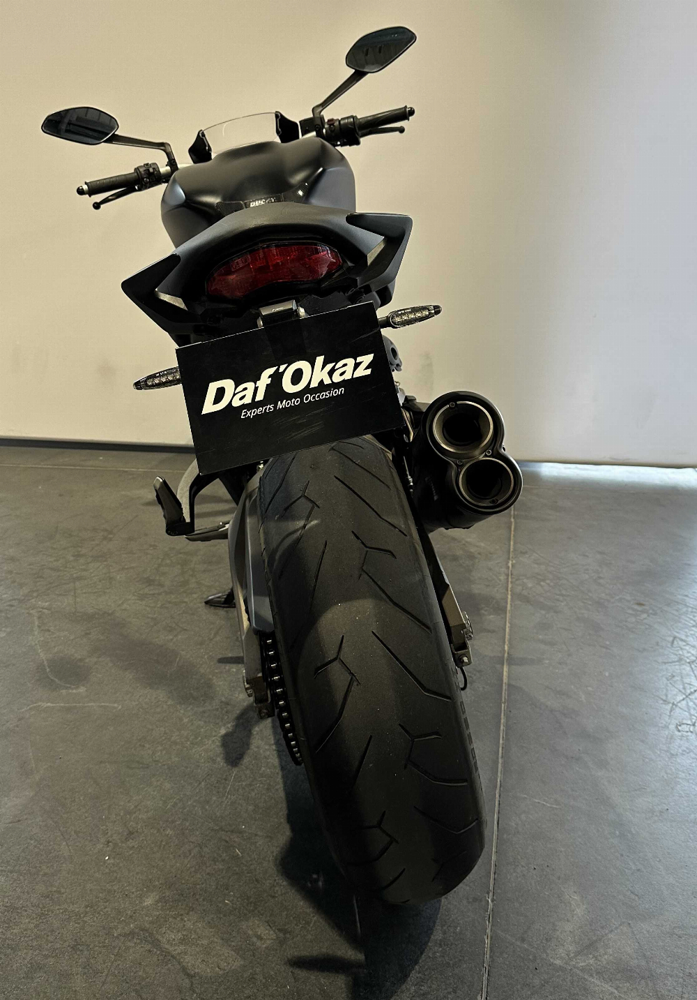 Ducati 821 Monster Dark 2016 vue arrière