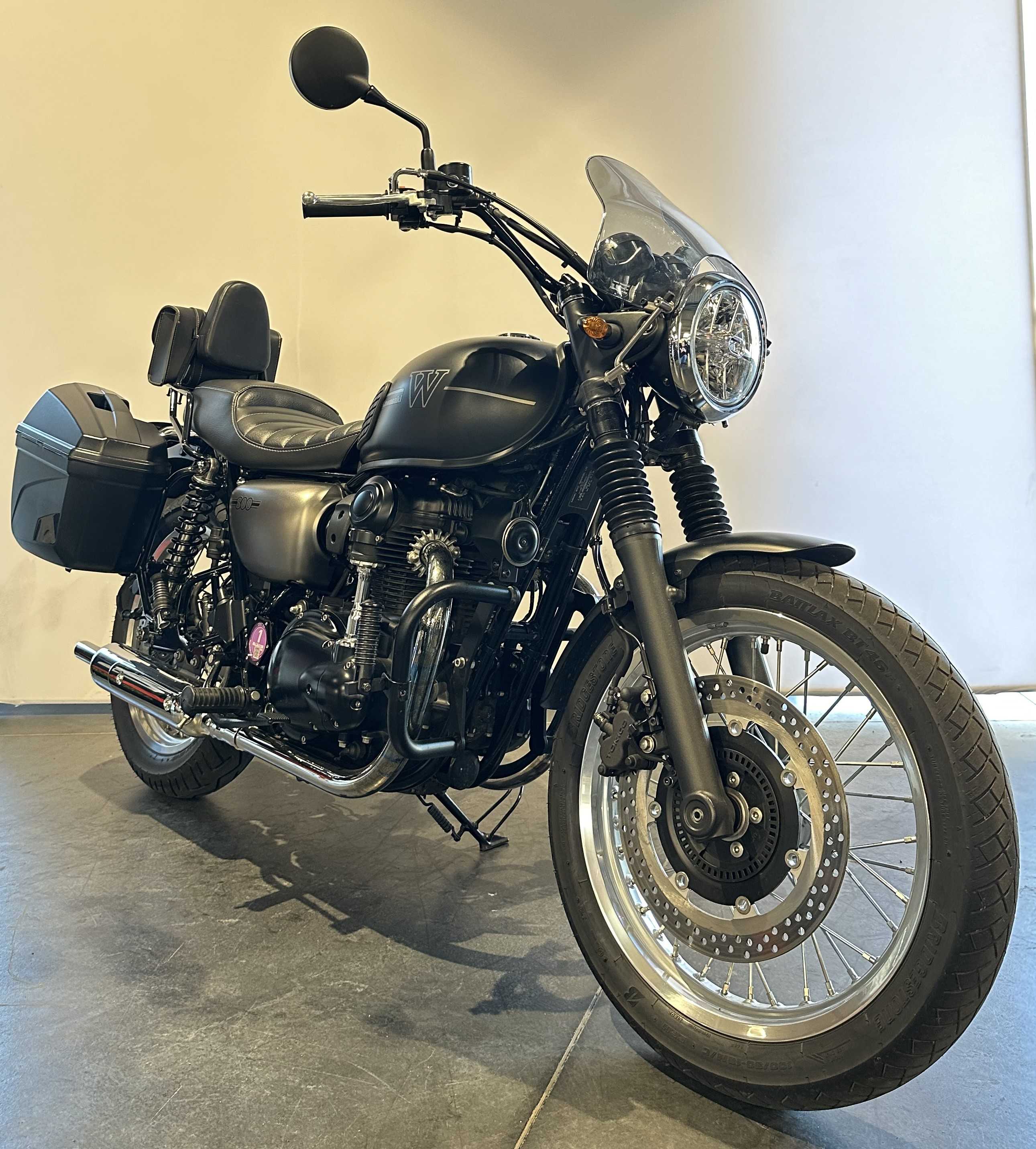 Kawasaki W 800 Cafe 2021 HD vue 3/4 droite