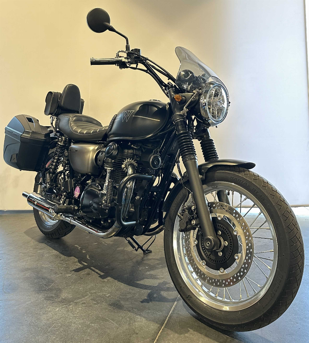 Kawasaki W 800 Cafe 2021 vue 3/4 droite