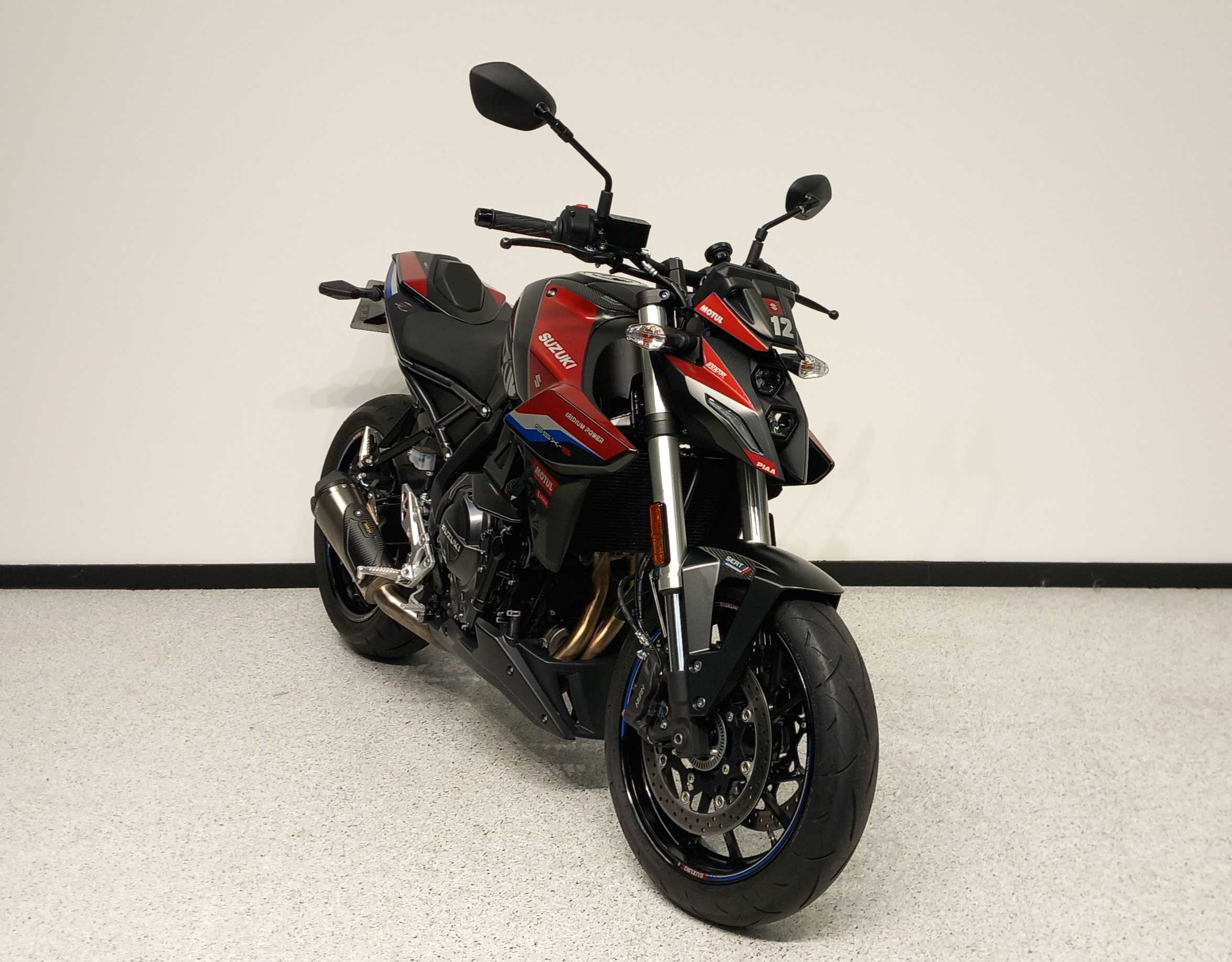 Suzuki GSX 800 8S 2023 HD vue 3/4 droite