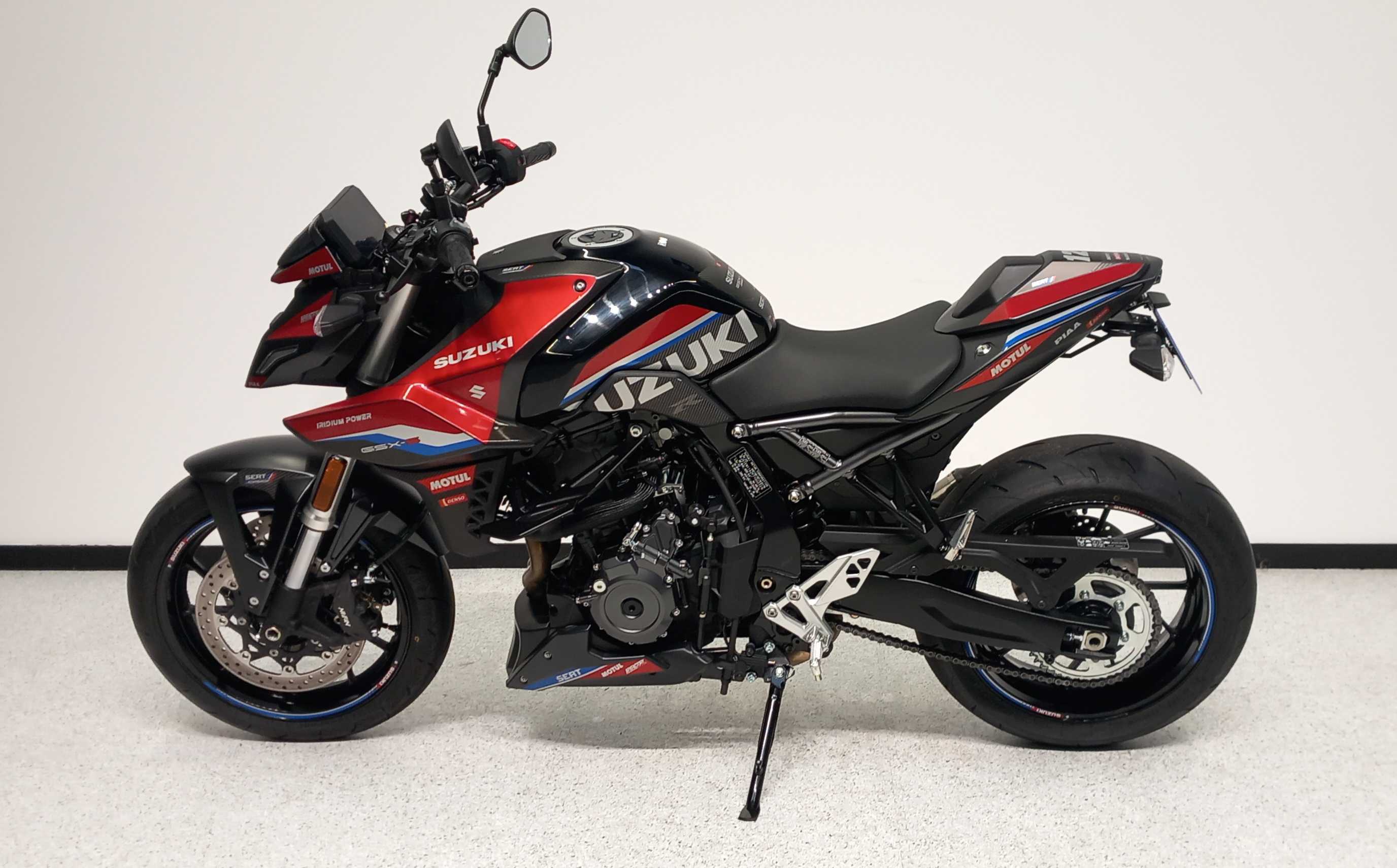 Suzuki GSX 800 8S 2023 HD vue gauche