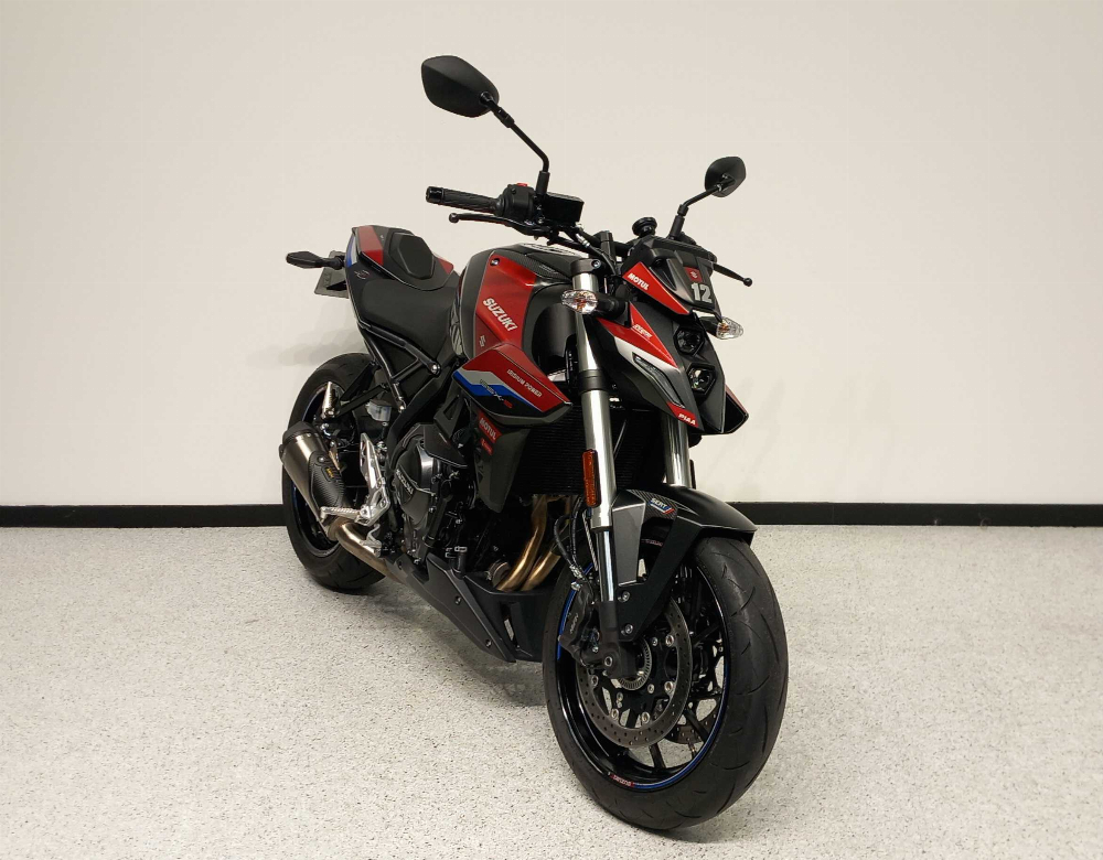 Suzuki GSX 800 8S 2023 vue 3/4 droite