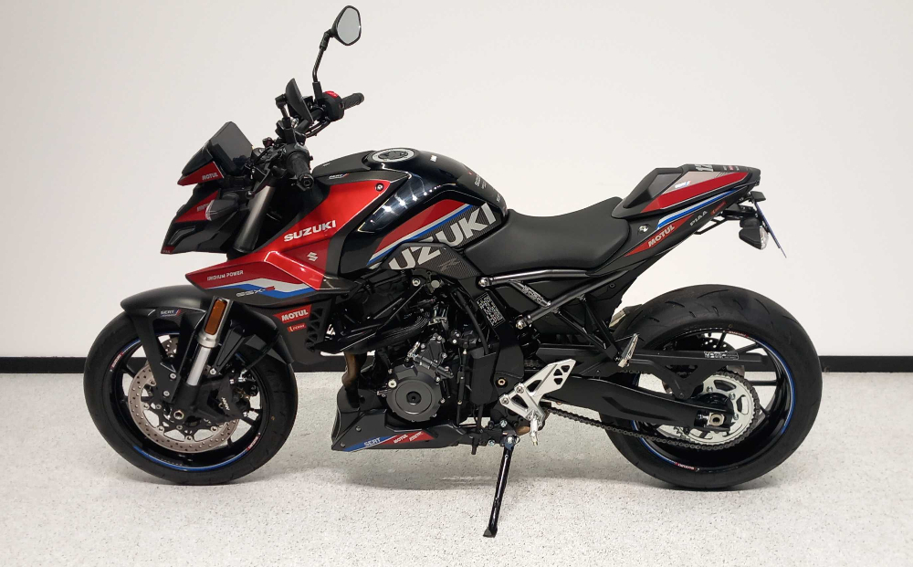 Suzuki GSX 800 8S 2023 vue gauche