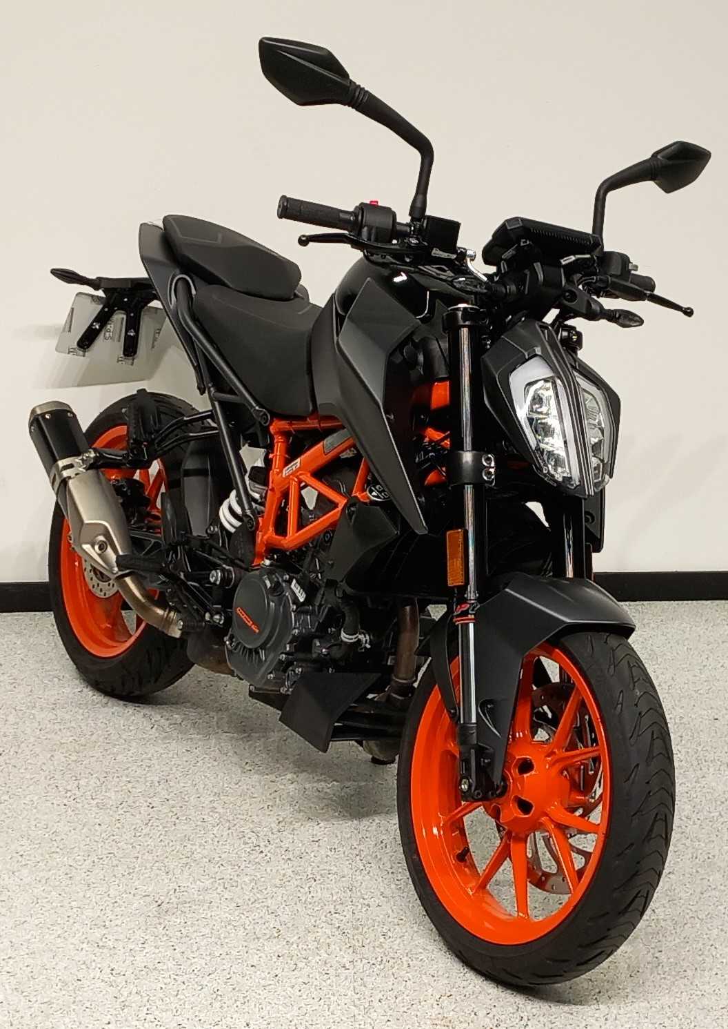 KTM 125 Duke 2023 HD vue 3/4 droite