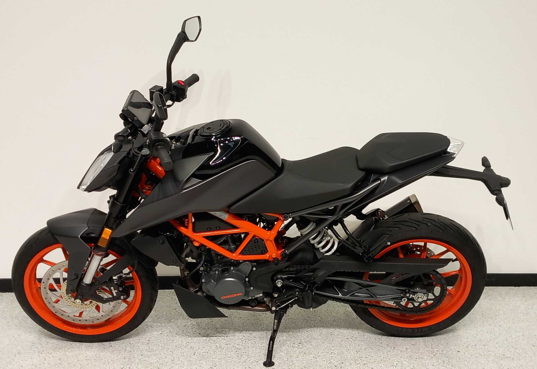 KTM 125 Duke 2023 HD vue gauche